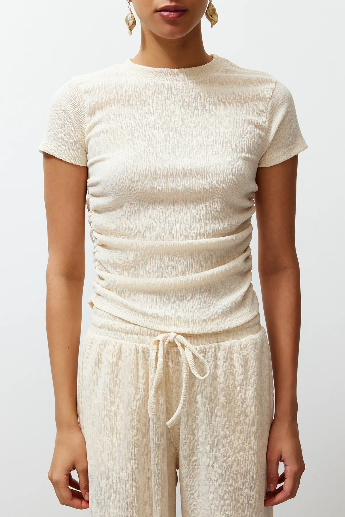 Trendyol Collection  Kurzärmlige, geraffte, detaillierte, flexible Strickbluse in Stone mit hohem Kragen TWOSS24BZ00135
