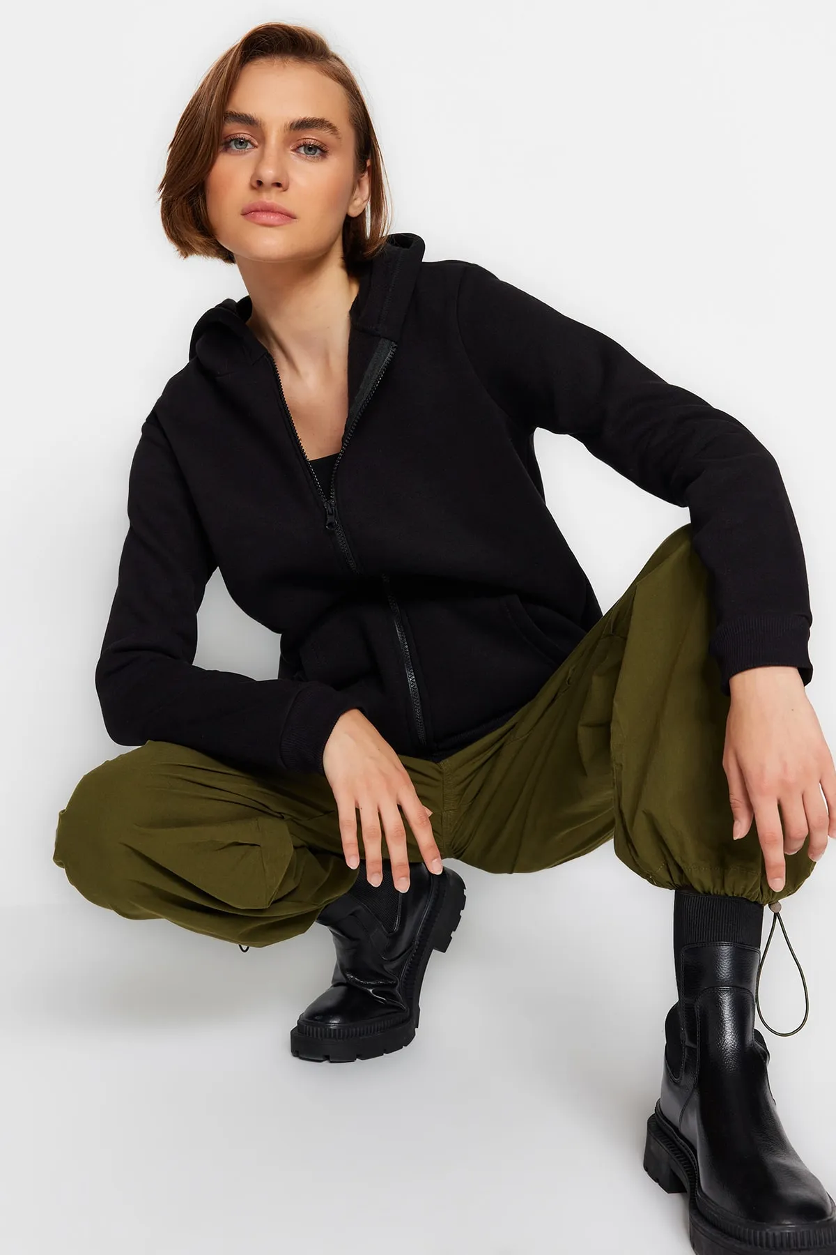 Trendyol Collection  Schwarzes, dickes Innenfleece-Sweatshirt mit normaler/normaler Passform und Kapuze mit Reißverschluss TWOAW21SW0836