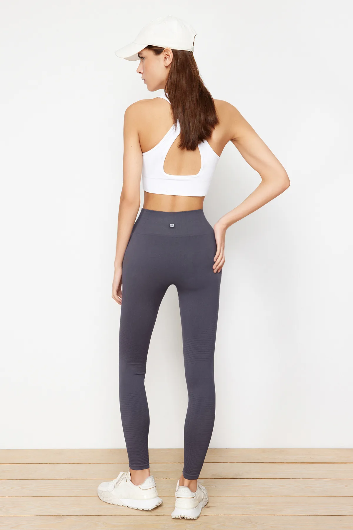 Trendyol Collection  Anthrazitfarbene nahtlose/nahtlos strukturierte, selbstgemusterte gestrickte Sport-Leggings in voller Länge THMSS24TY00031