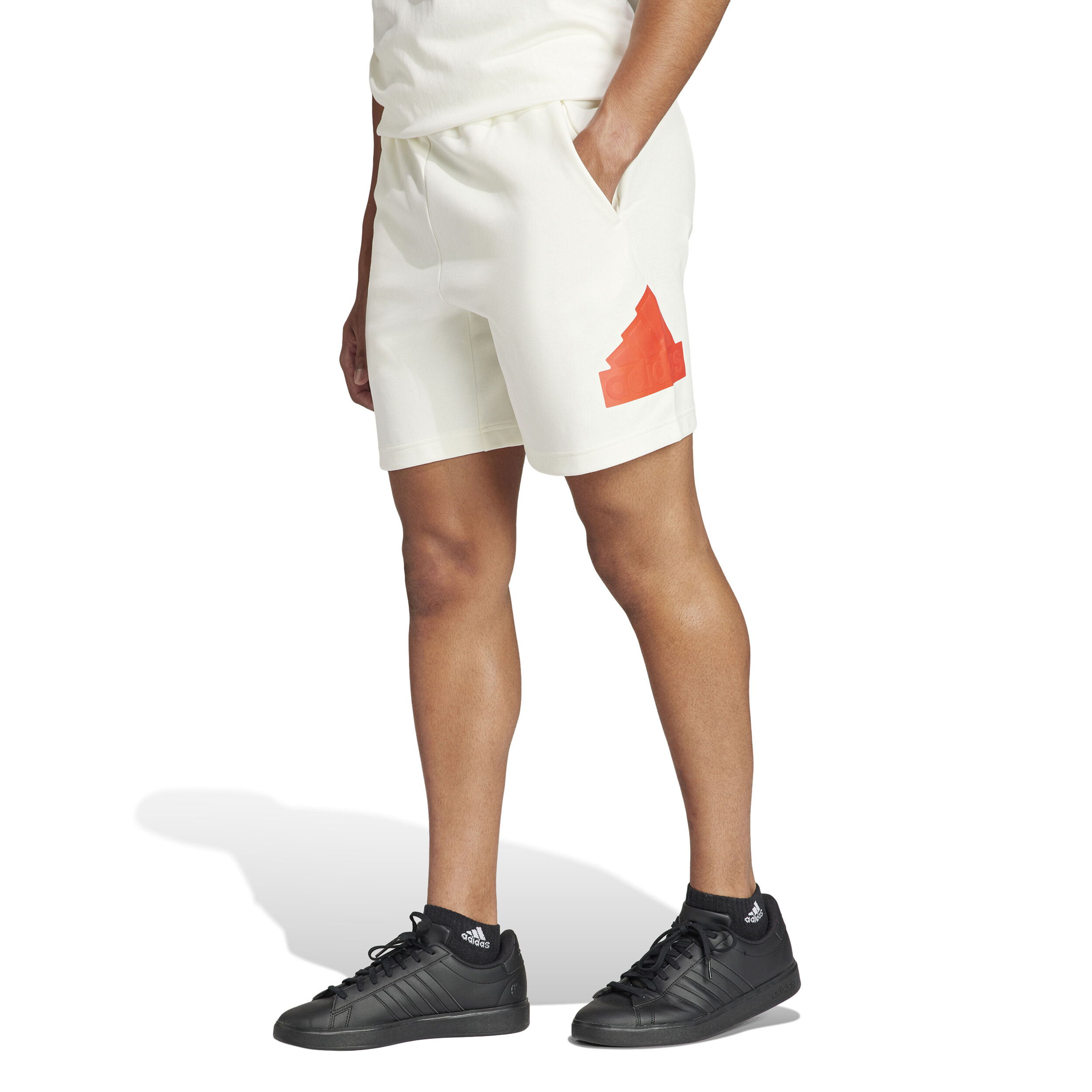 Future Icon Badge Of Sport Shorts Herren - Creme, Rot