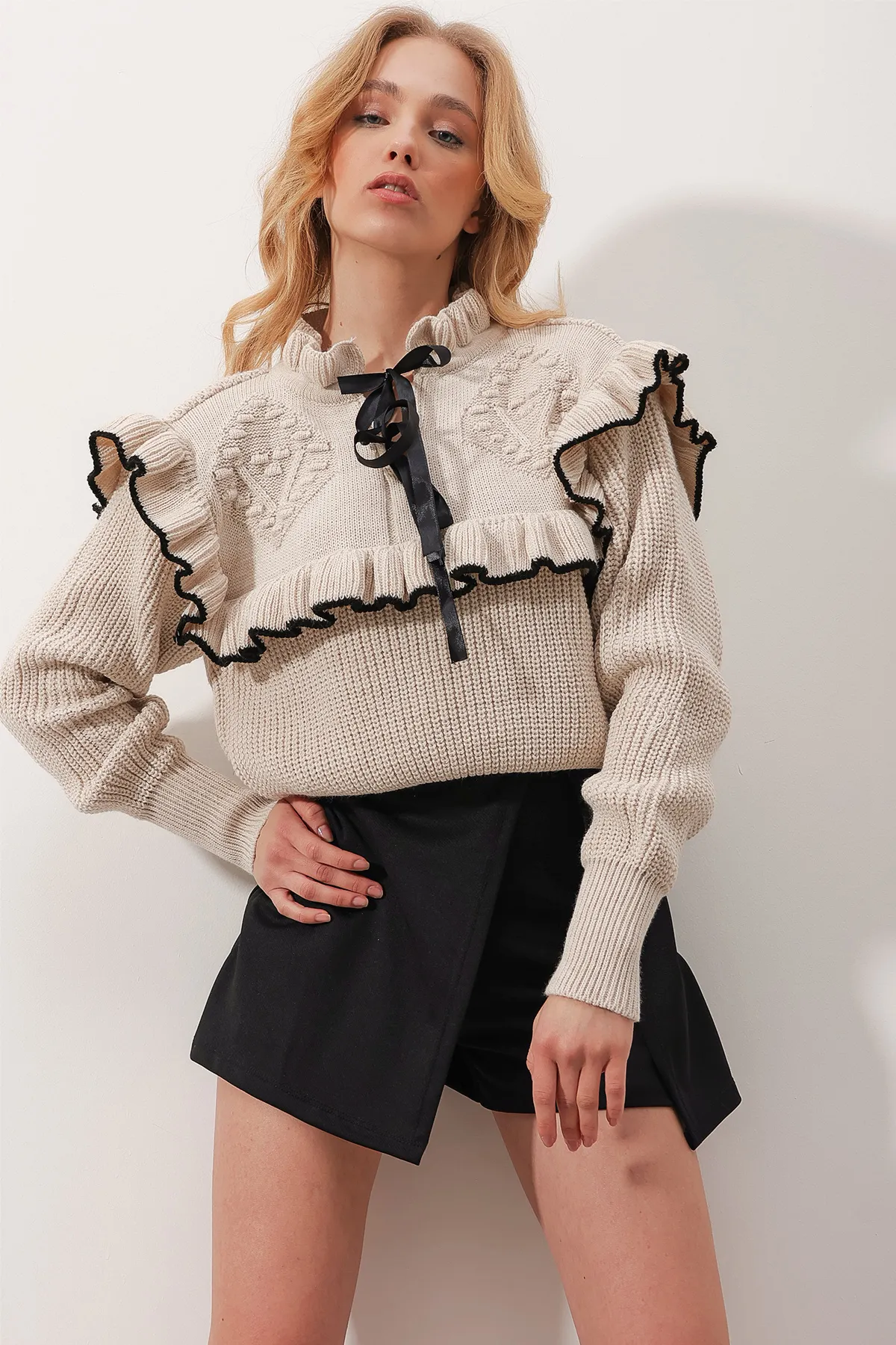 Trend Alaçatı Stili  Beiger Damen-Strickpullover Thessaloniki mit Rüschenkragen und Krawattendetails ALC-X9792