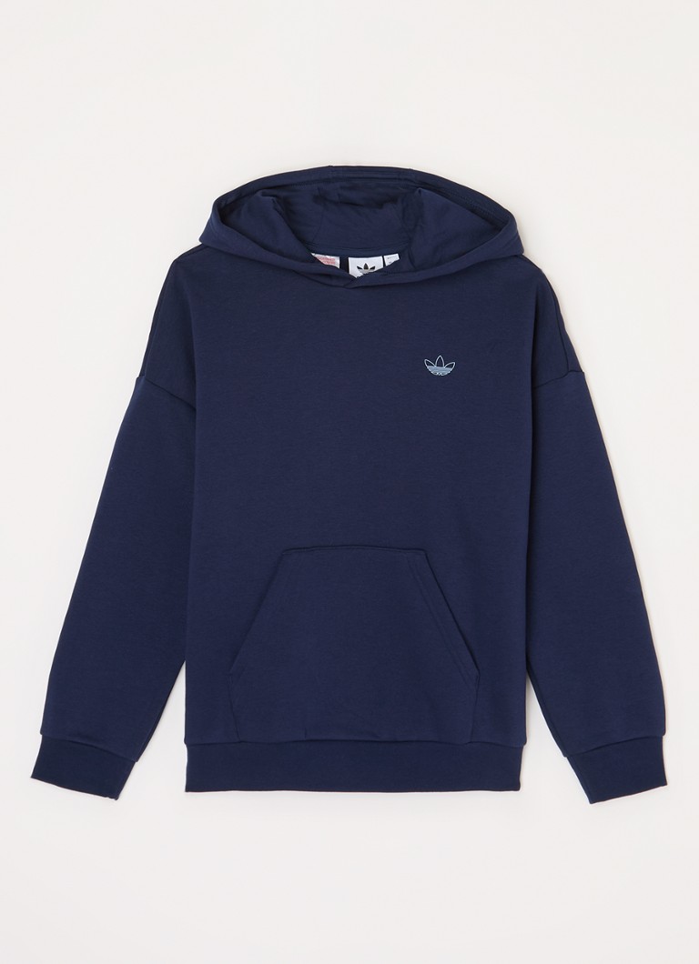 Adidas-huppari, jossa logo ja painatus takana