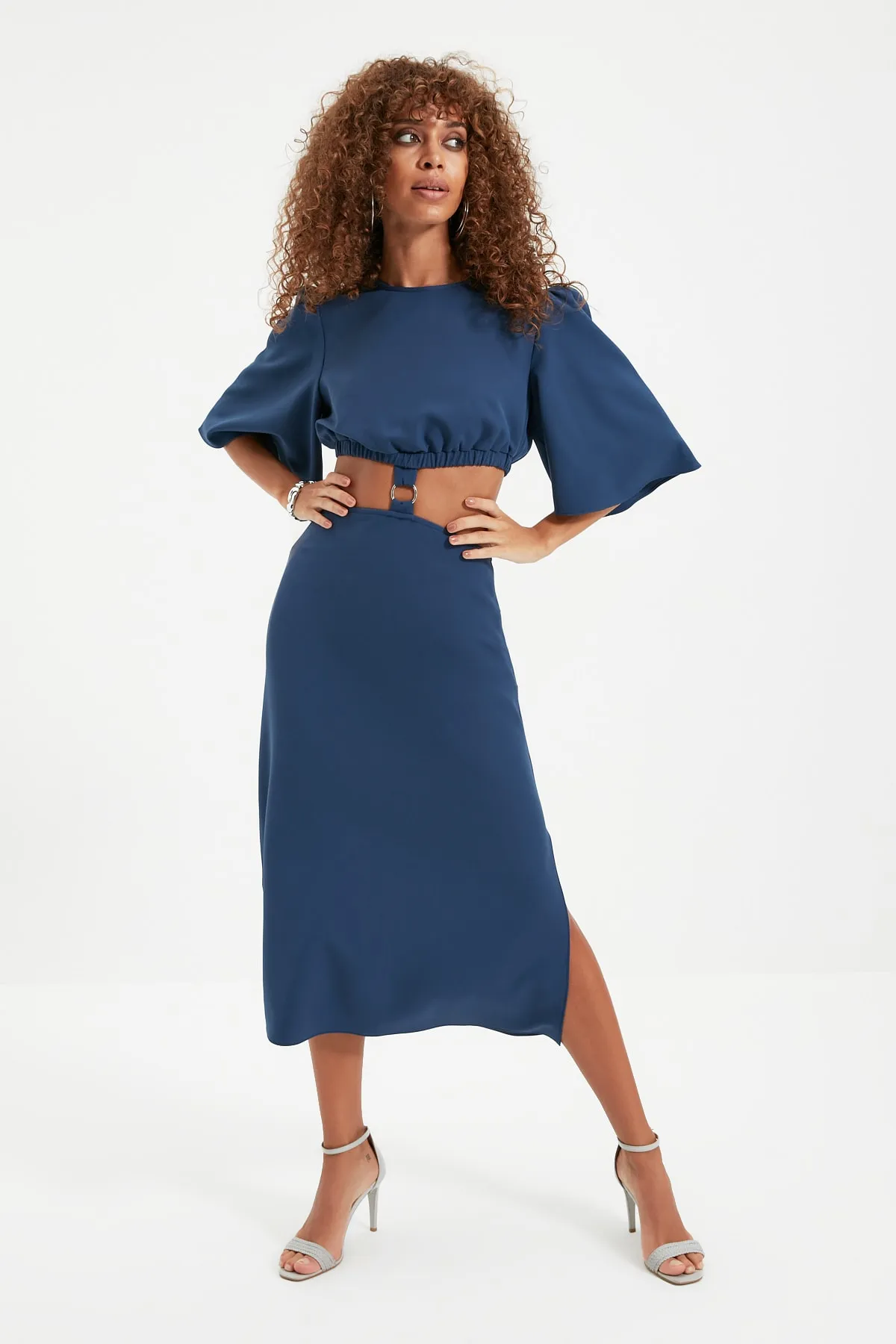 Trendyol Collection  Indigofarbenes, detailliertes Webkleid mit Cut-Outs TWOAW22EL0468