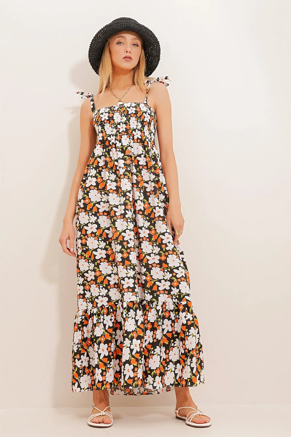 Trend Alaçatı Stili  Damenkleid aus Popeline mit Blumenmuster in Schwarz und Orange mit Seilriemen und Volantsaum ALC-X8732