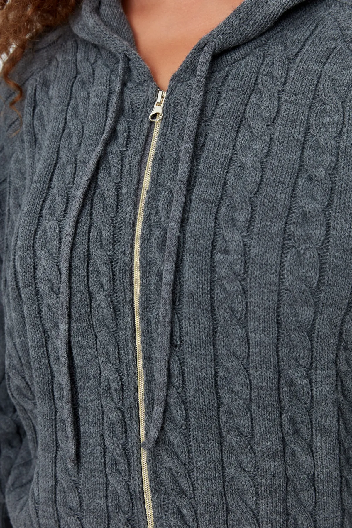 Trendyol Curve  Anthrazitfarbener Strick-Cardigan mit Kapuze und Reißverschluss TBBAW23AV00051