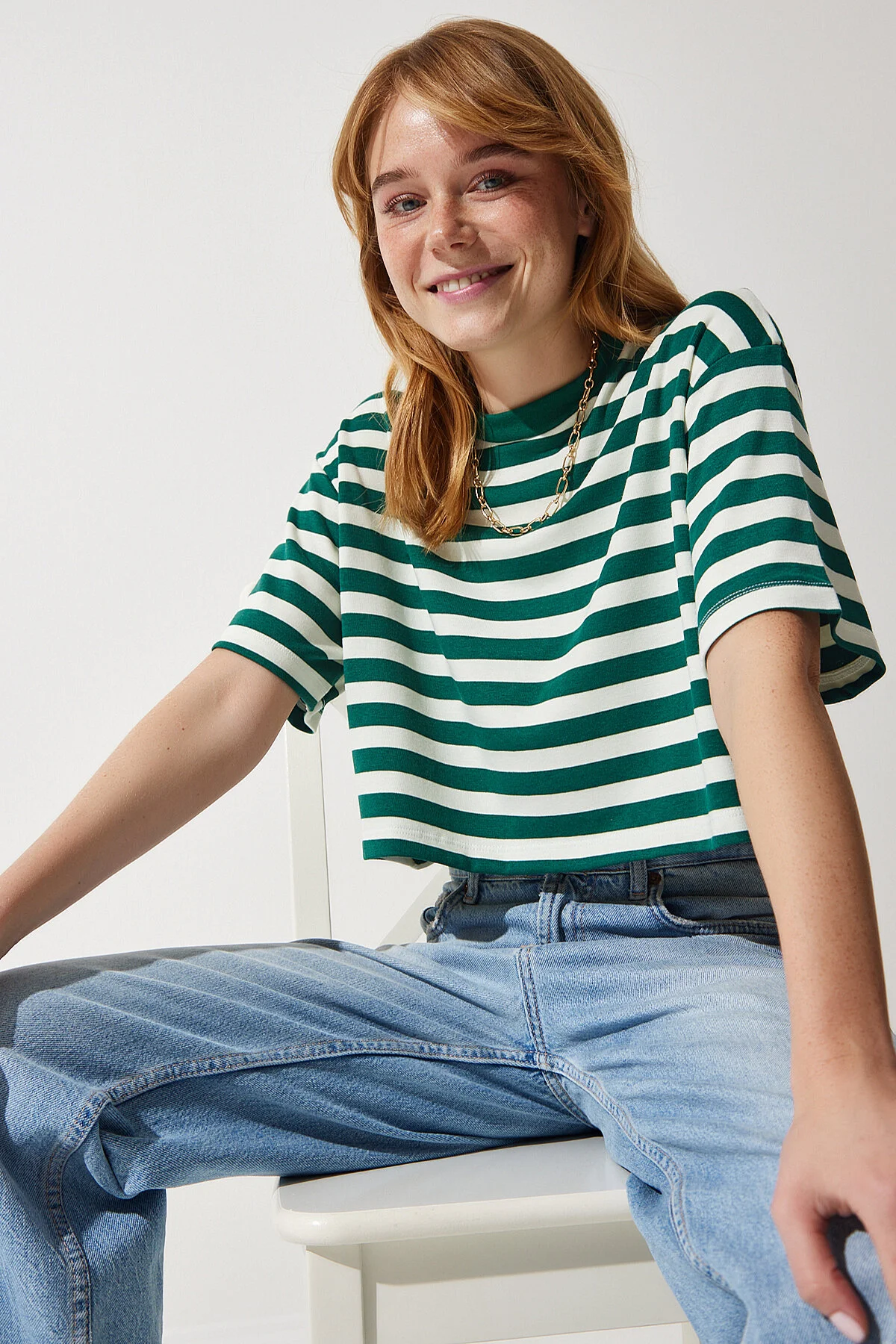 Happiness İstanbul  Dunkelgrünes, gestreiftes, kurzes Strick-T-Shirt mit Rundhalsausschnitt für Damen CR00427