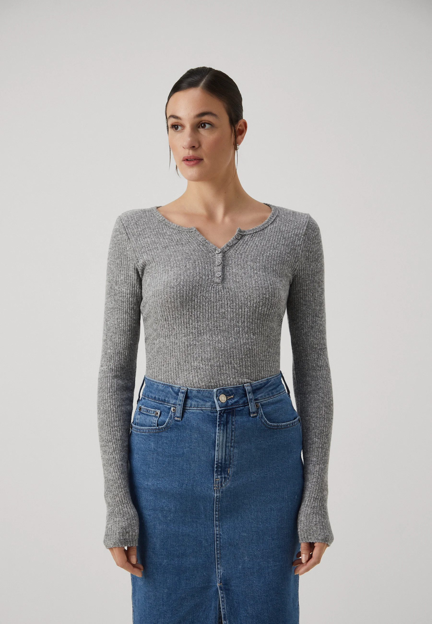 Camiseta de manga larga COZY HENLEY de Hollister Co.