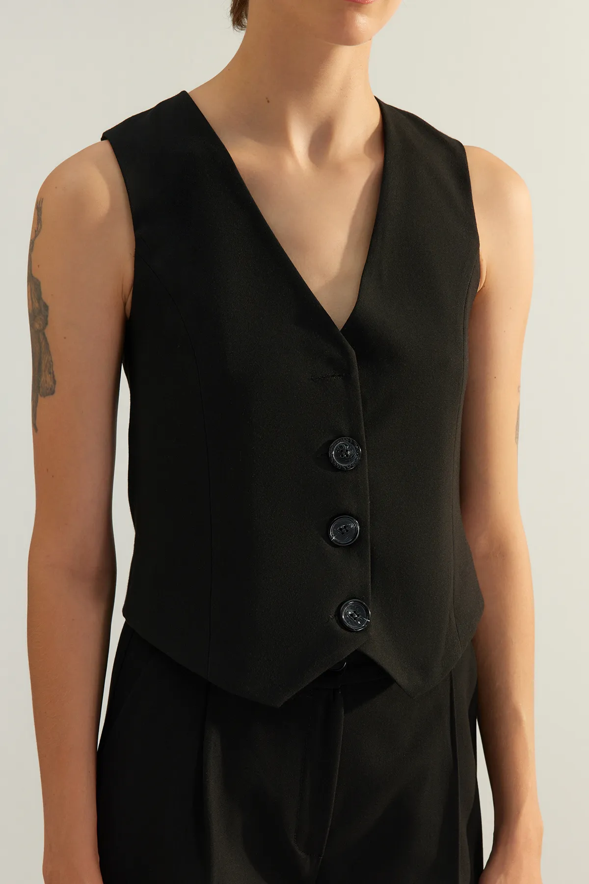 Trendyol Collection  Schwarze Premium-Webweste mit Knöpfen TWOAW24YE00061