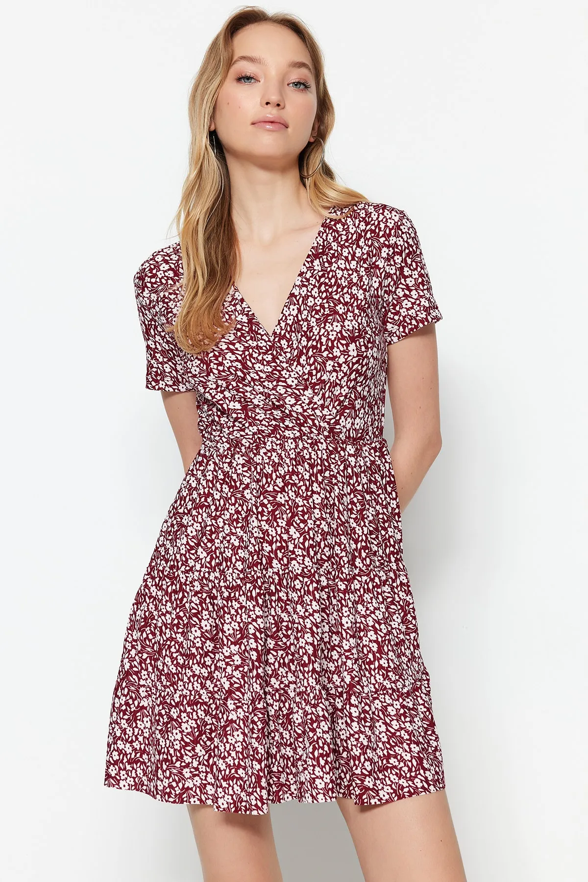 Trendyol Collection  Burgunderrot bedrucktes, zweireihiges Mini-Strickkleid mit flexiblem Ausschnitt TWOSS21EL0241