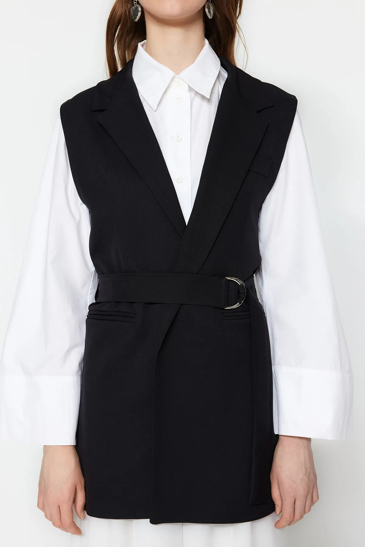 Trendyol Modest  Schwarze, gewebte, gefütterte Weste mit Taillengürtel TCTSS23YL00021