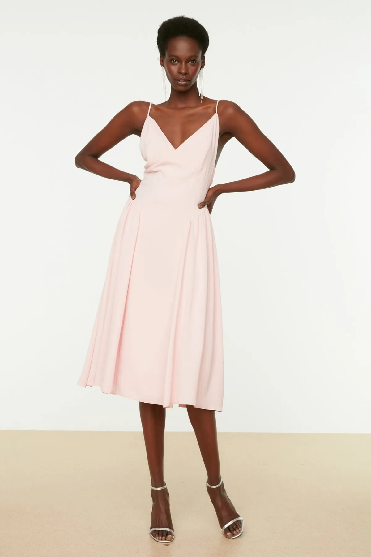 Trendyol Collection  Elegantes Abendkleid mit puderfarbenem Raffungsdetail TPRSS22EL0966