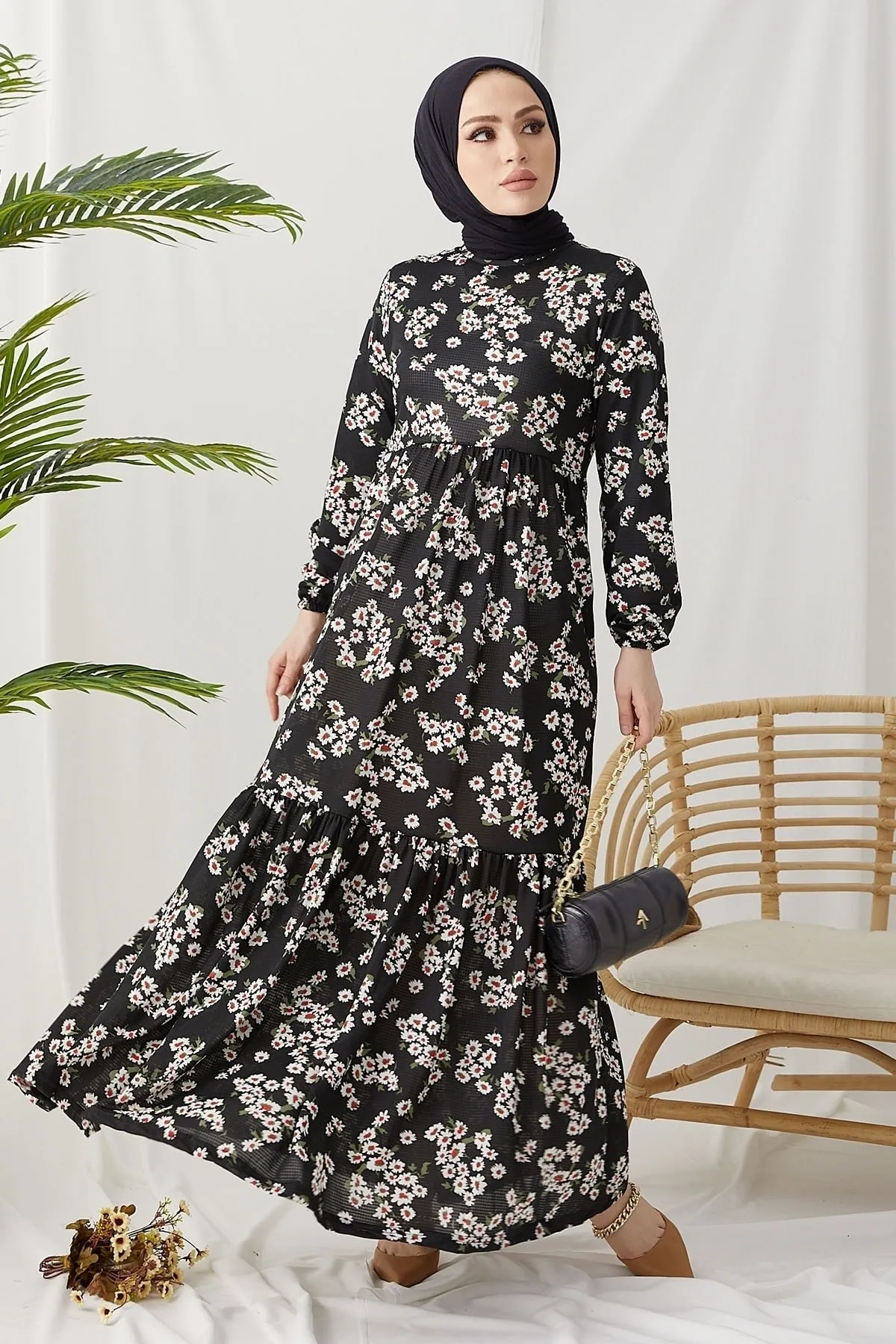 InStyle  Lesa Hijab-Kleid mit Blumenstrohgürtel – Schwarz