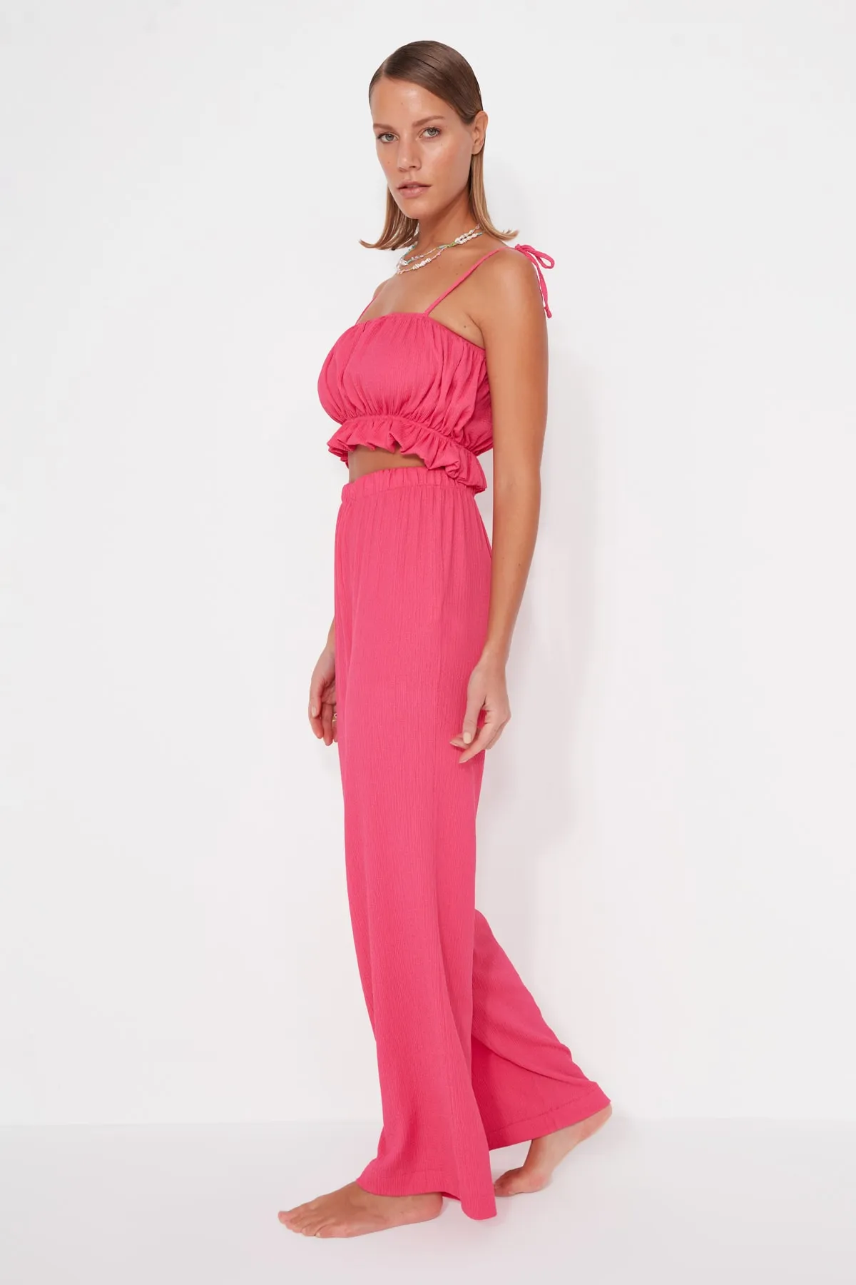 Trendyol Collection  Rosa gewebtes Rüschenblusen-Hosen-Set TBESS23AU00113