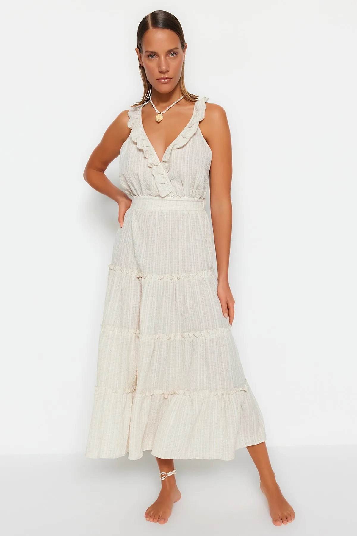 Trendyol Collection  Beiges Maxi-Strandkleid mit gewebten Rüschen TBESS23EL00281