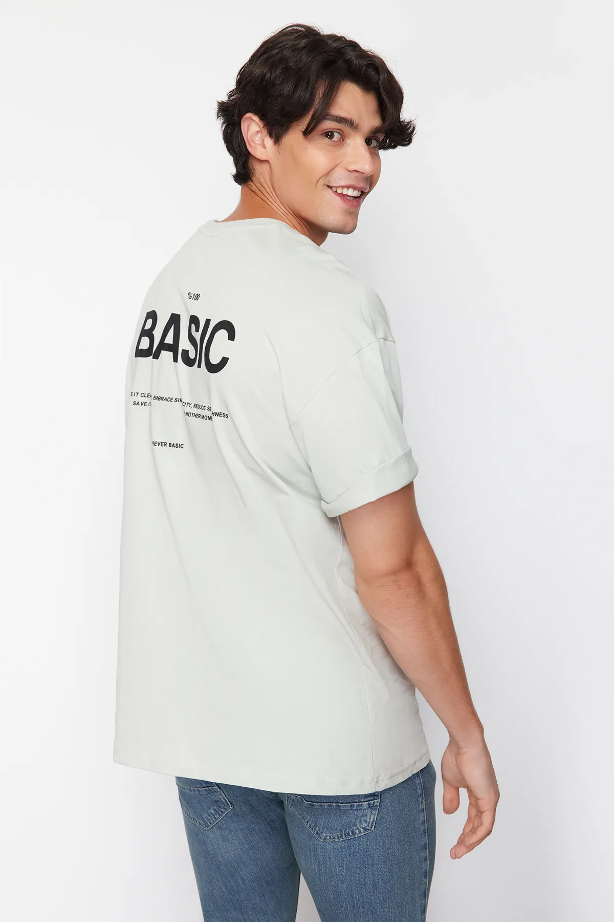 Trendyol Collection  Graues übergroßes Strick-T-Shirt mit Rundhalsausschnitt und Slogan TMNSS23TS00263