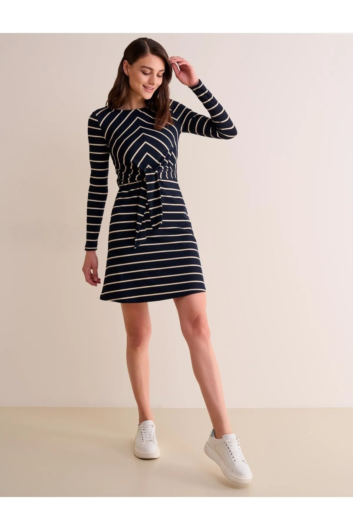 Jimmy Key  Marineblaues, gerade geschnittenes, gemustertes, vorne gebundenes Kleid mit Rundhalsausschnitt für Damen