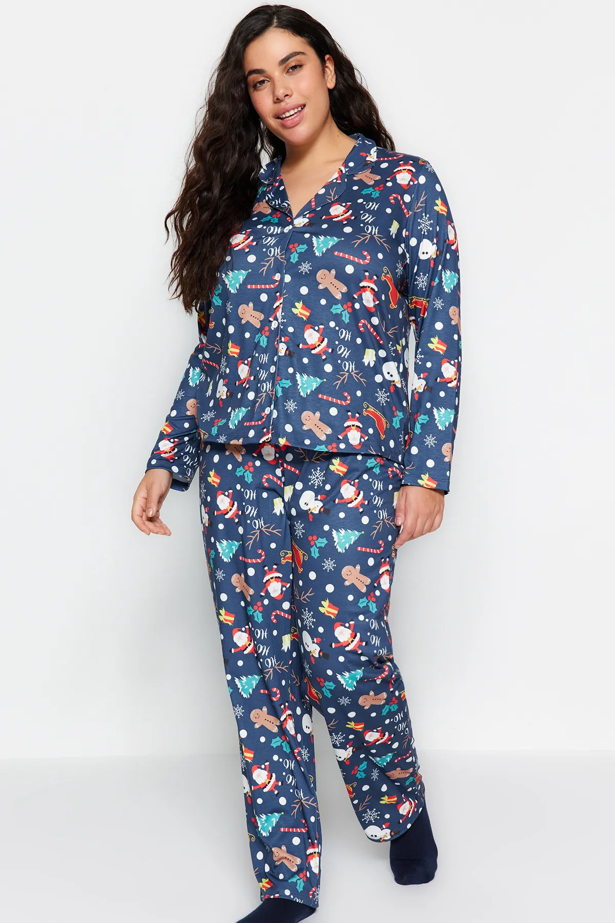 Trendyol Curve  Marineblaues Pyjama-Set aus Strick mit Weihnachtsmotiv TBBAW24AI00024