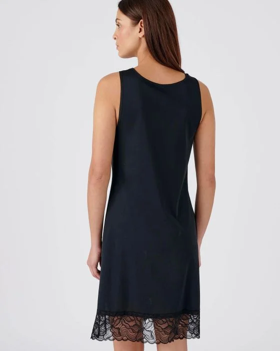 Fond de robe avec incrustations de dentelle