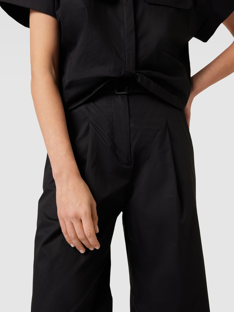 Hose mit Bundfalten in schwarz