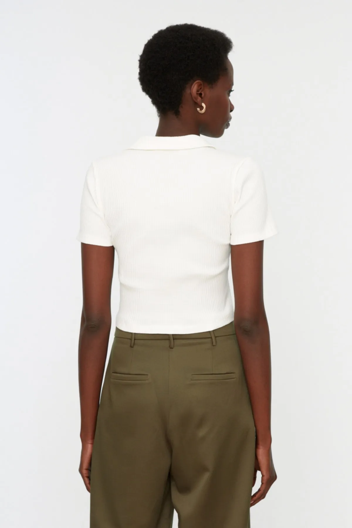 Trendyol Collection  Weiße, taillierte, kurze, gerippte, dehnbare Strickbluse mit Polokragen TWOSS21BZ0038