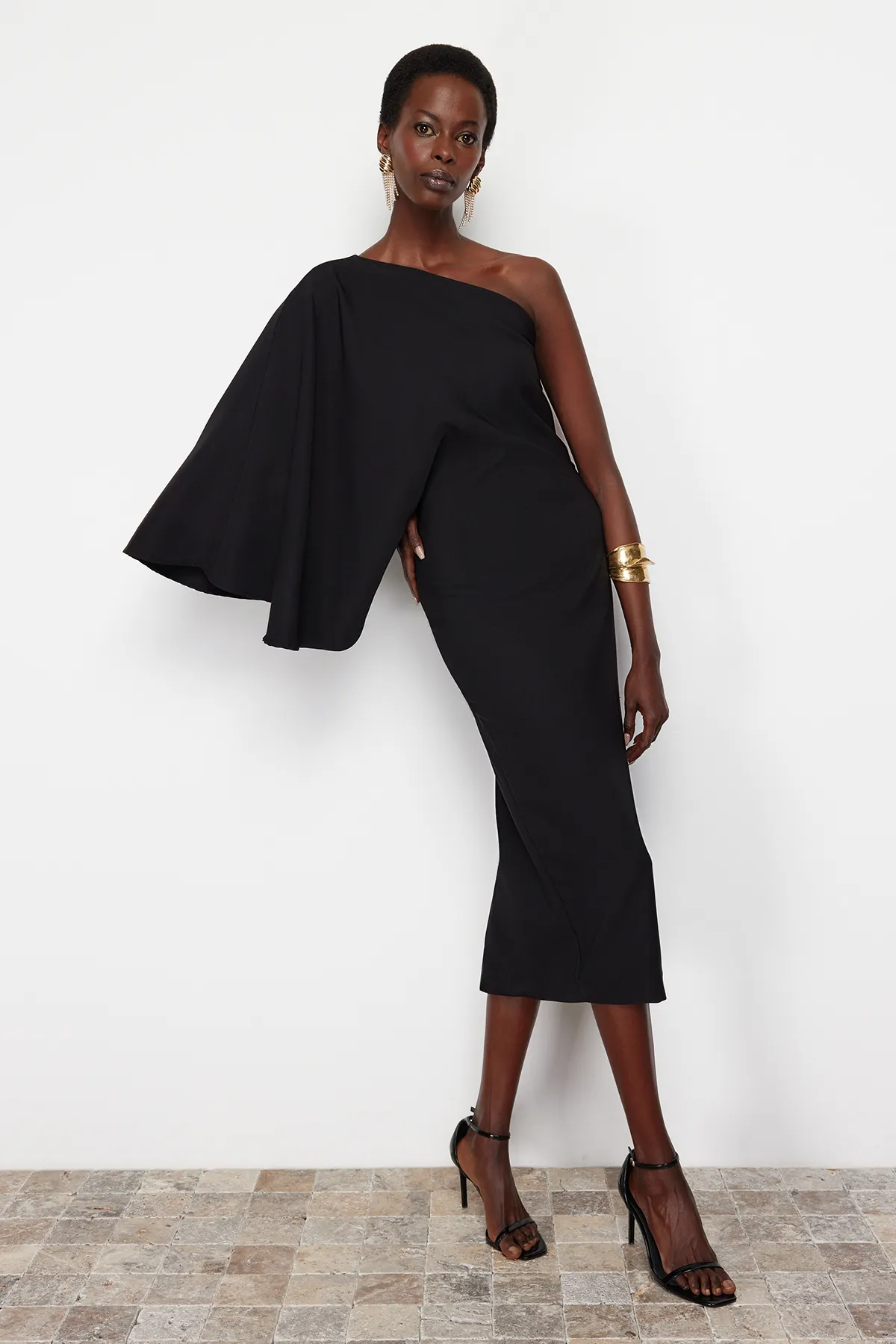 Trendyol Collection  Schwarzes einärmliges Kleid mit asymmetrischem Kragen TPRSS24EL00056