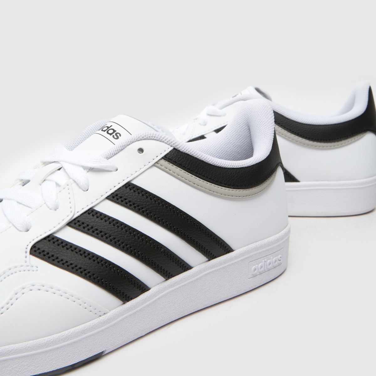 adidas Hoops 4.0 cipők fehér és fekete színben
