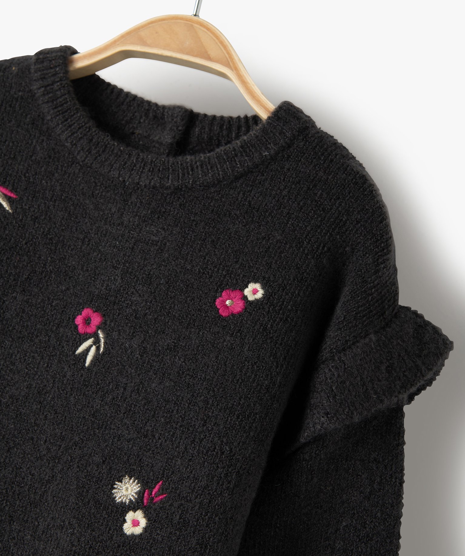 Pull bébé fille avec motifs fleurs brodés et volant aux épaules