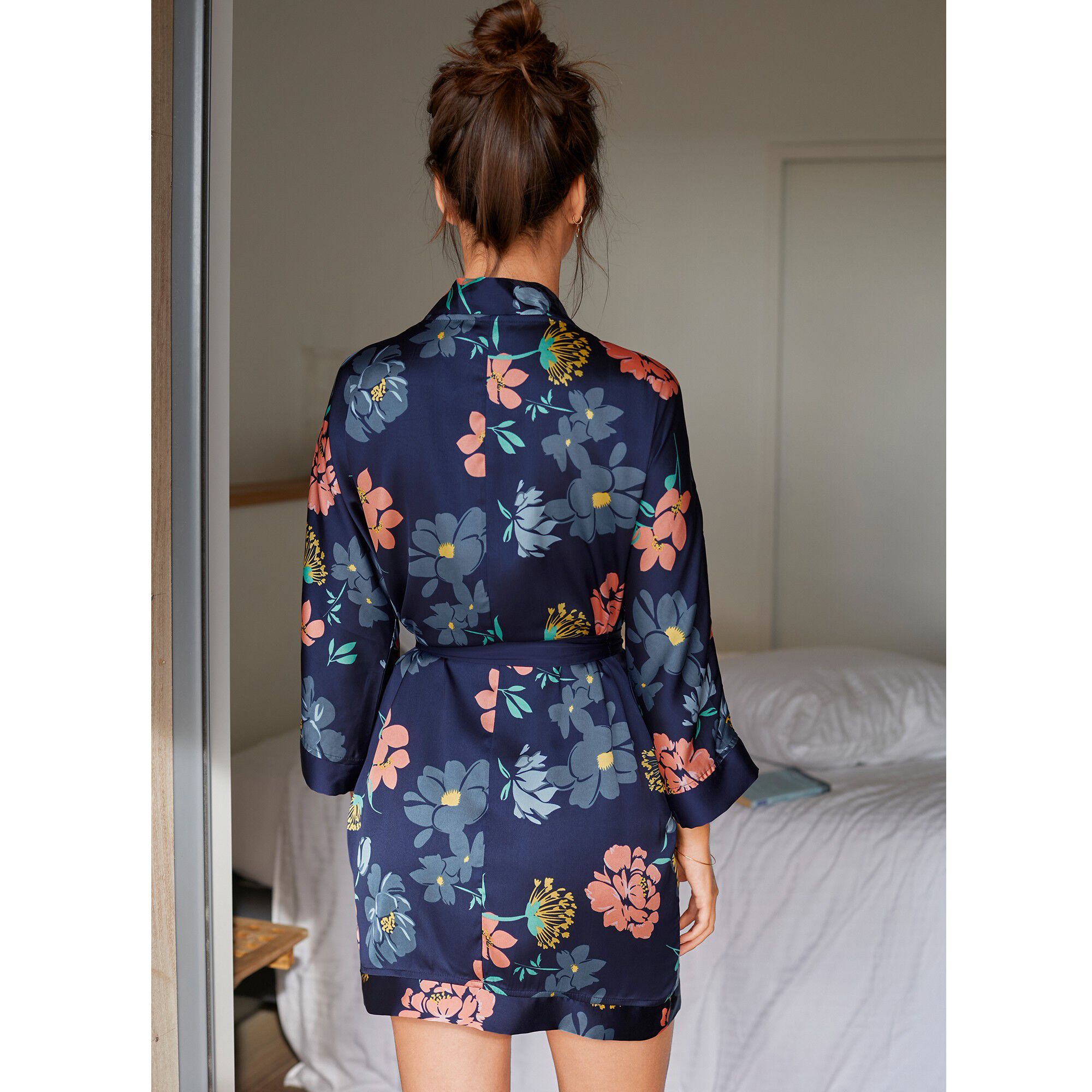 Kimono court forme T satin imprimé floral