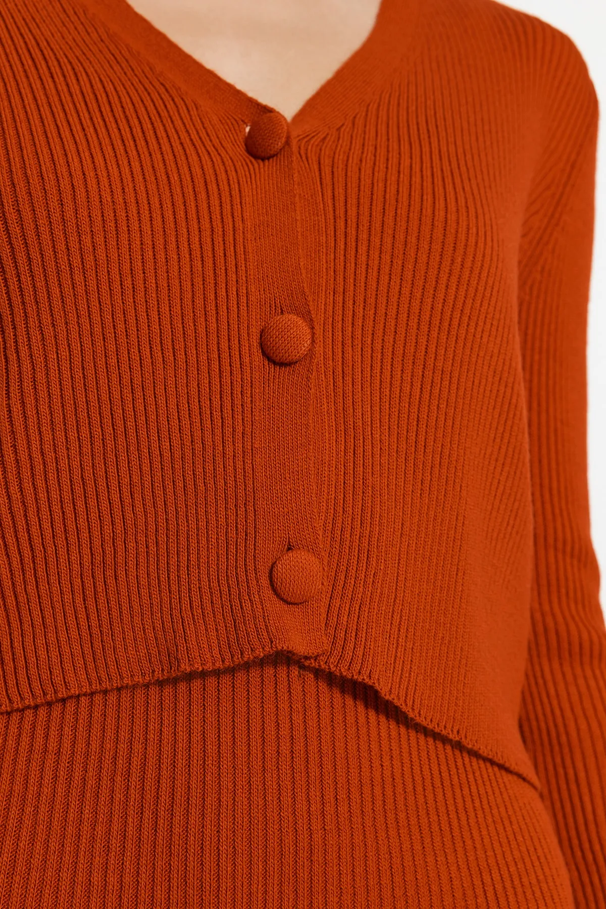 Trendyol Collection  Cardigan-Kleid-Strickanzug mit Kachelknöpfen und detailliertem Detail TWOSS21EL0208