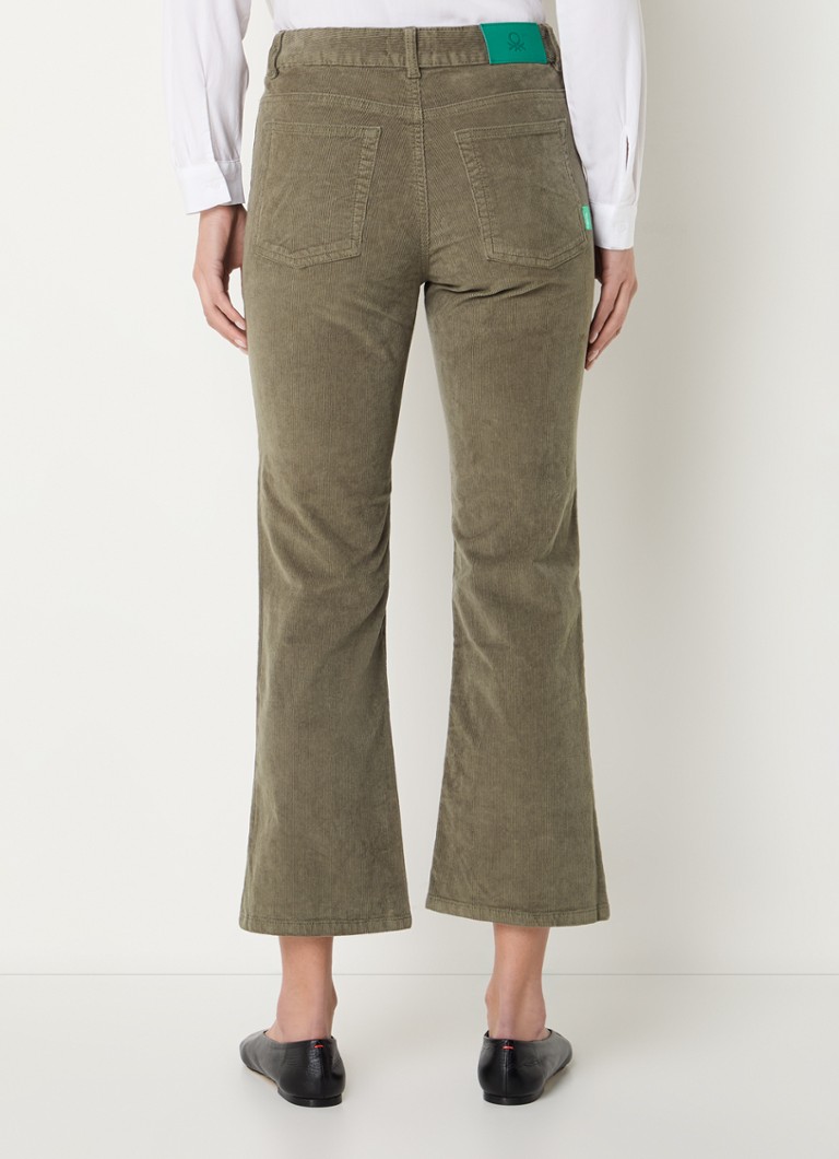 Pantaloni scurți Benetton din catifea reiată, evazați, cu talie medie.