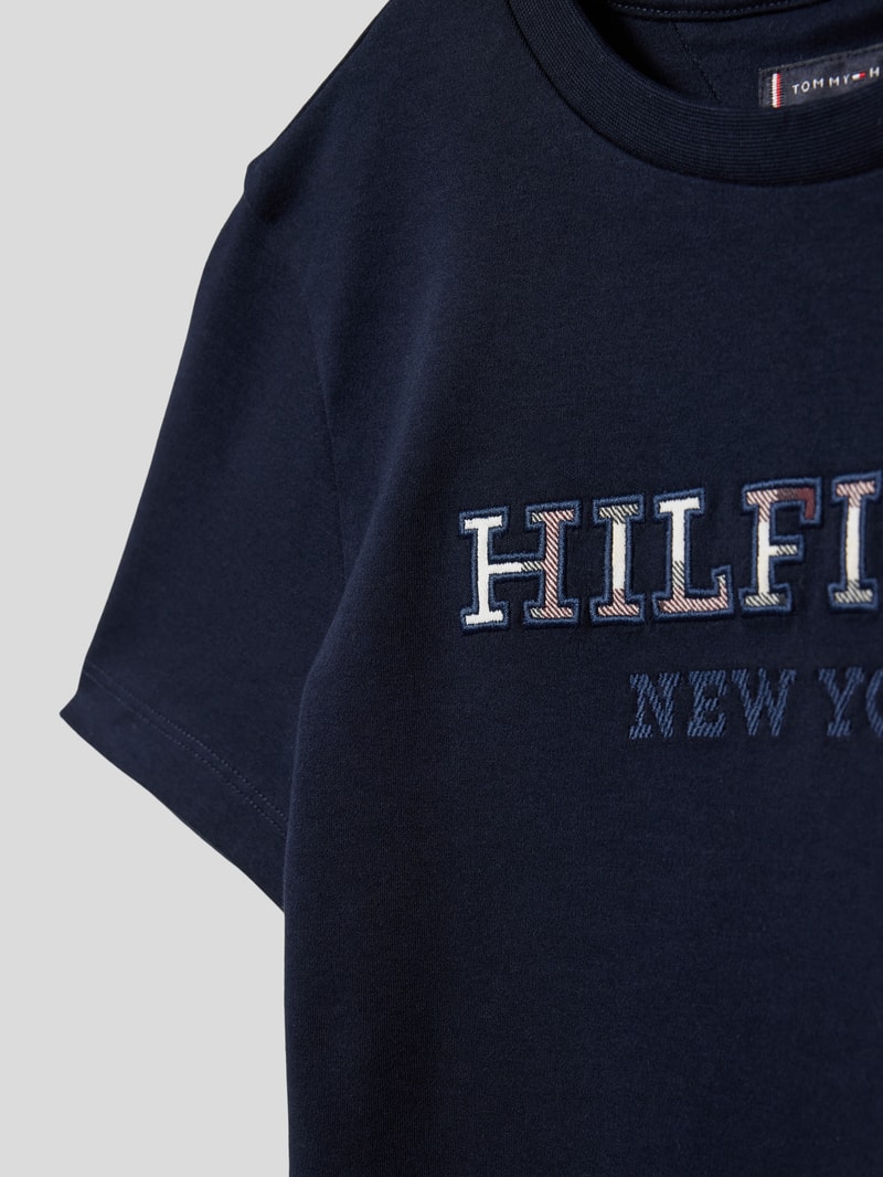 T-Shirt mit Label-Stitching in marineblau