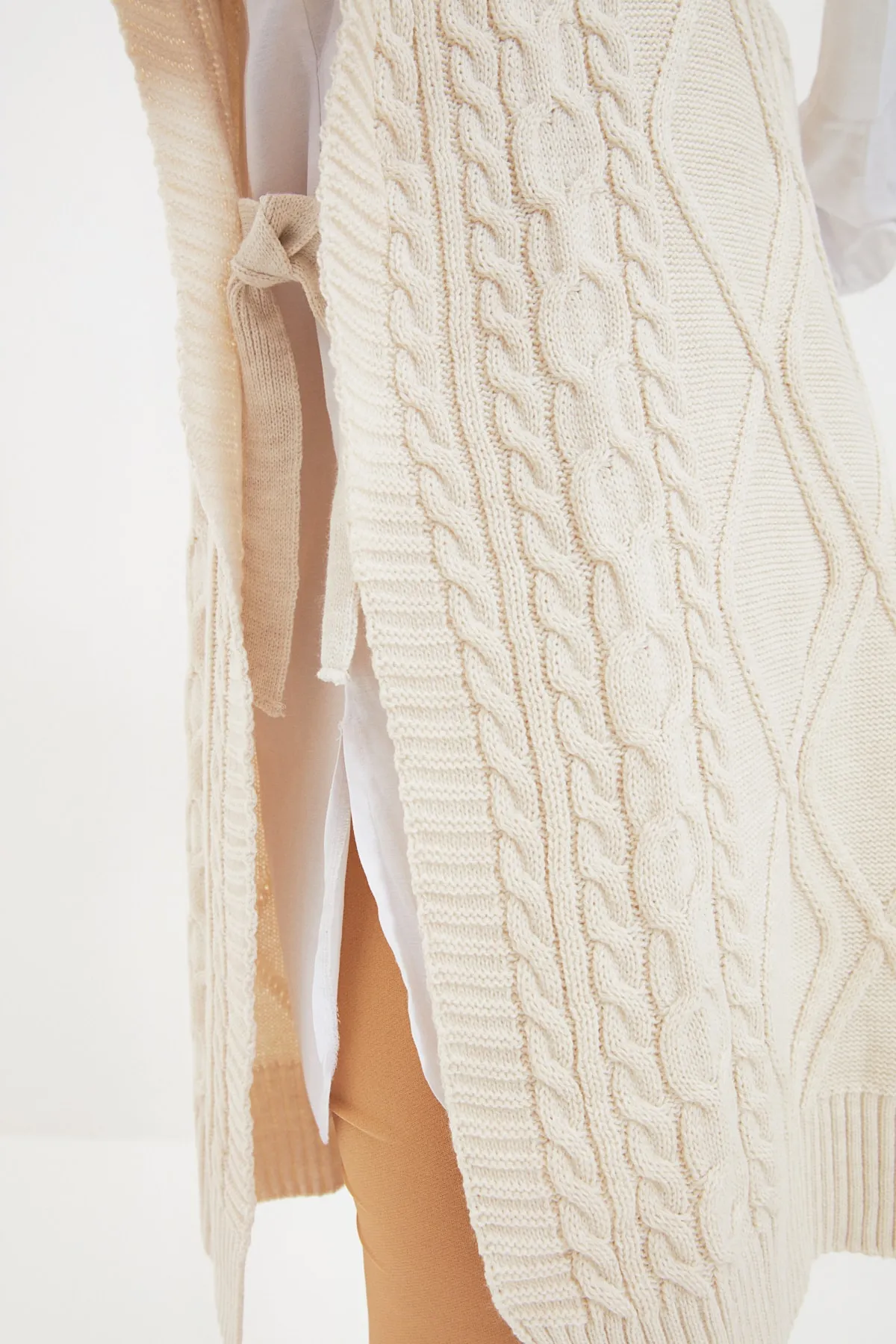 Trendyol Modest  Beigefarbener geflochtener Strickpullover mit Schnürung an der Taille TCTAW22UV0018