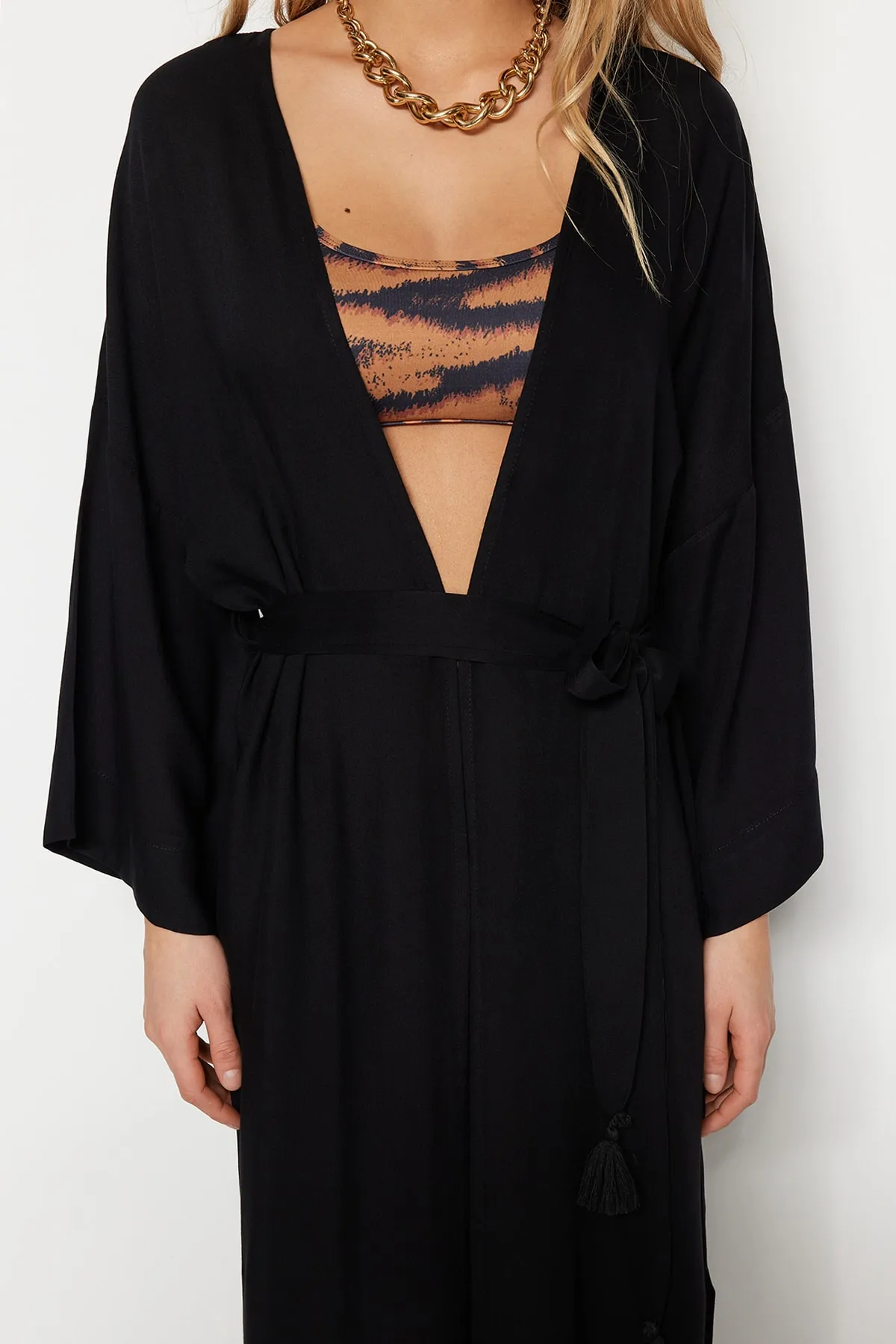 Trendyol Collection  Schwarzer Maxi-Kimono und Kaftan aus Webstoff mit Gürtel TBESS21KM0152