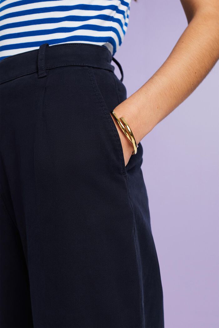 Weit geschnittene Chino mit hohem Bund