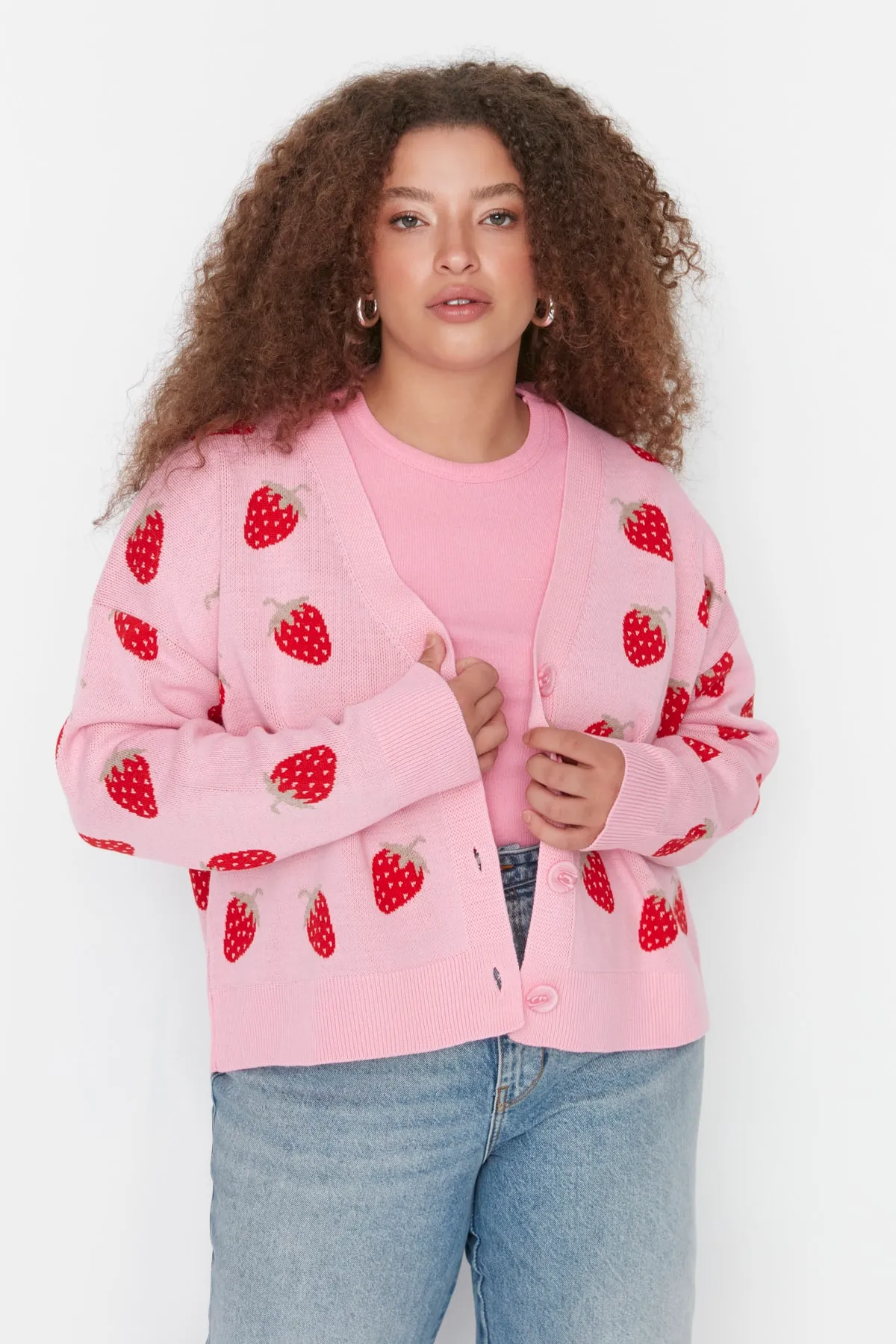 Trendyol Curve  Rosa, kurze Strickjacke mit V-Ausschnitt und Erdbeermuster