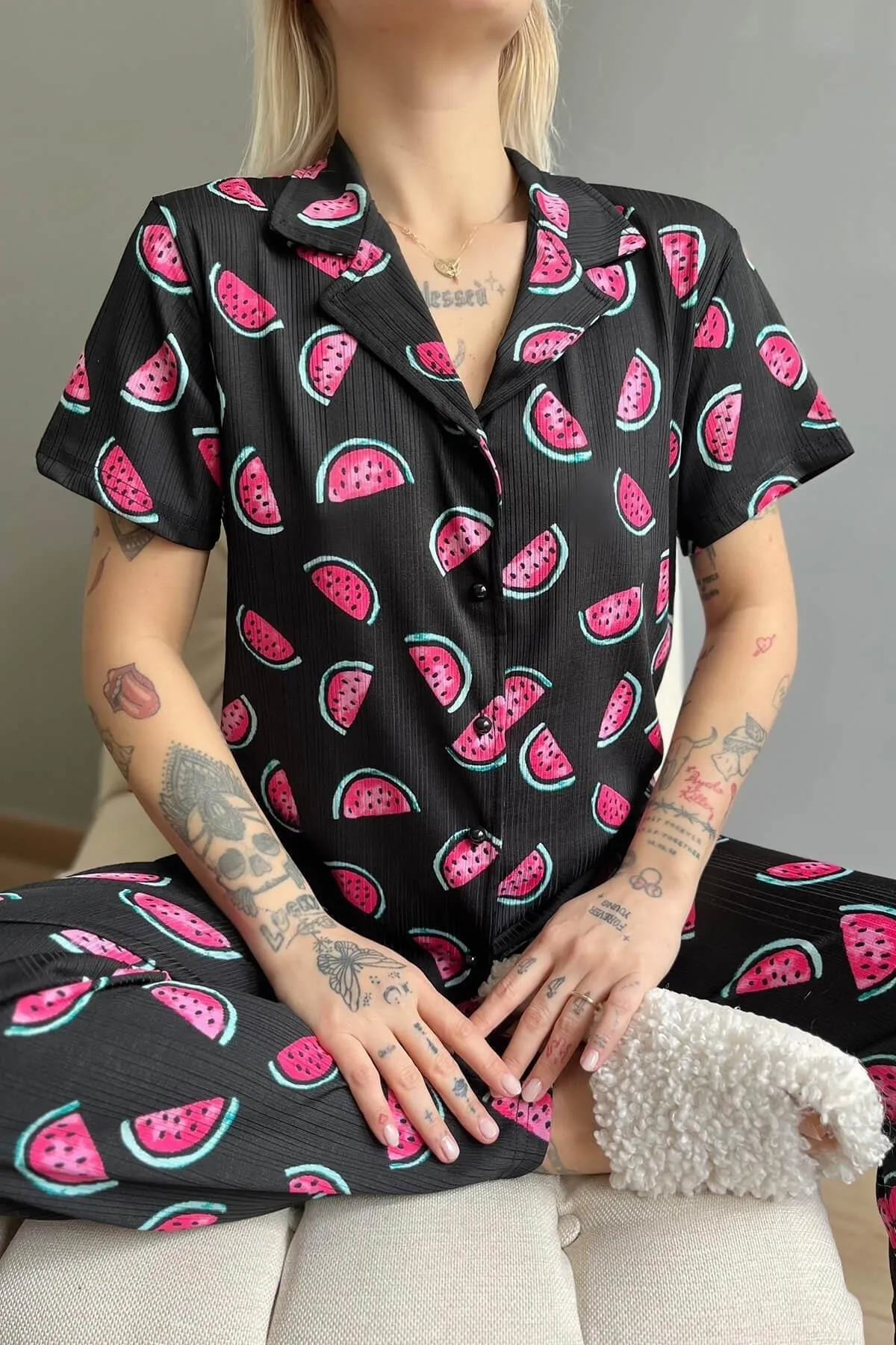 Pijamaevi  Kurzärmliger Damen-Pyjama mit Wassermelonenmuster, gestrickt vorne und geknöpft