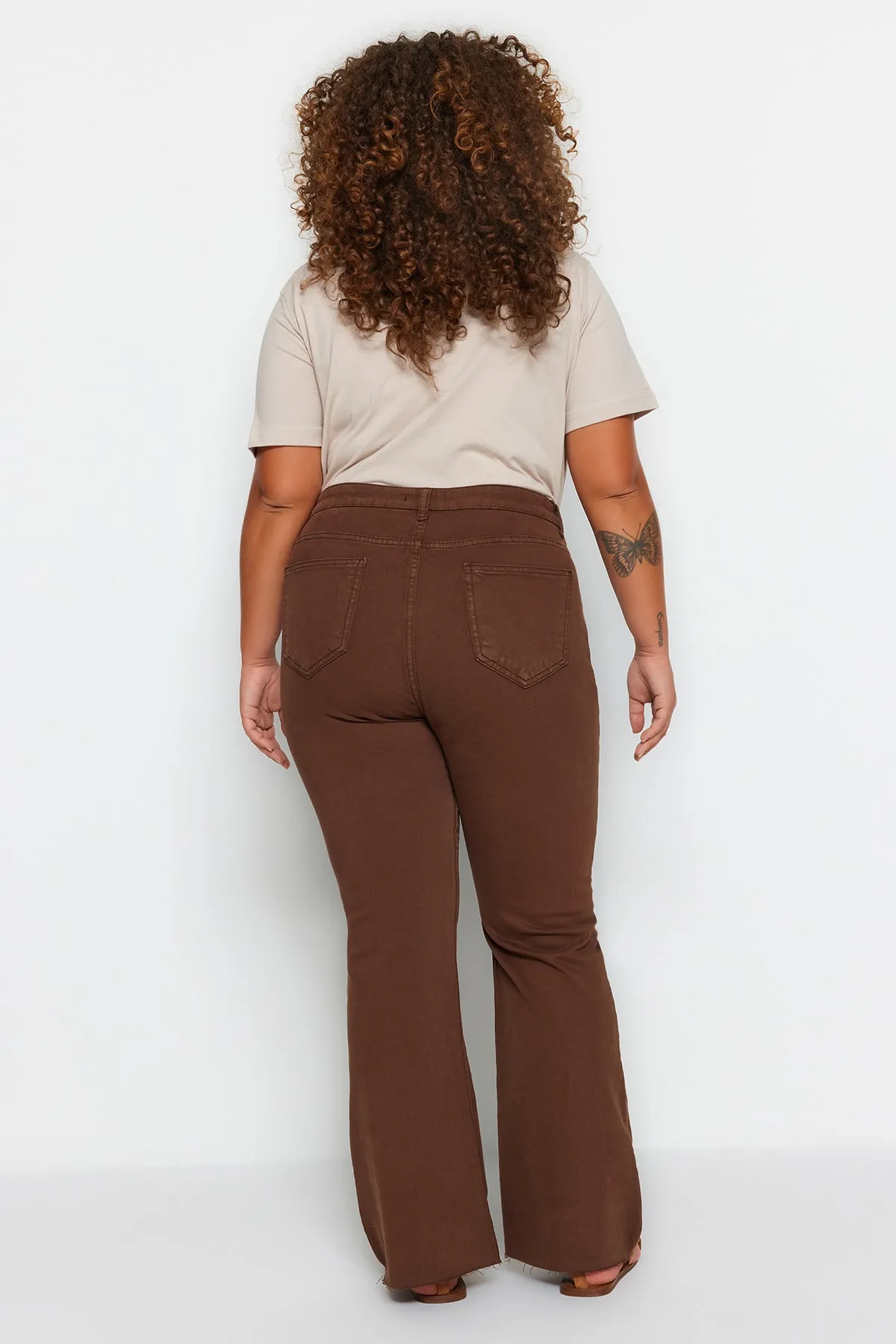 Trendyol Curve  Braune Cut-Cut-Denimjeans in spanischer Passform TBBSS23AR00007