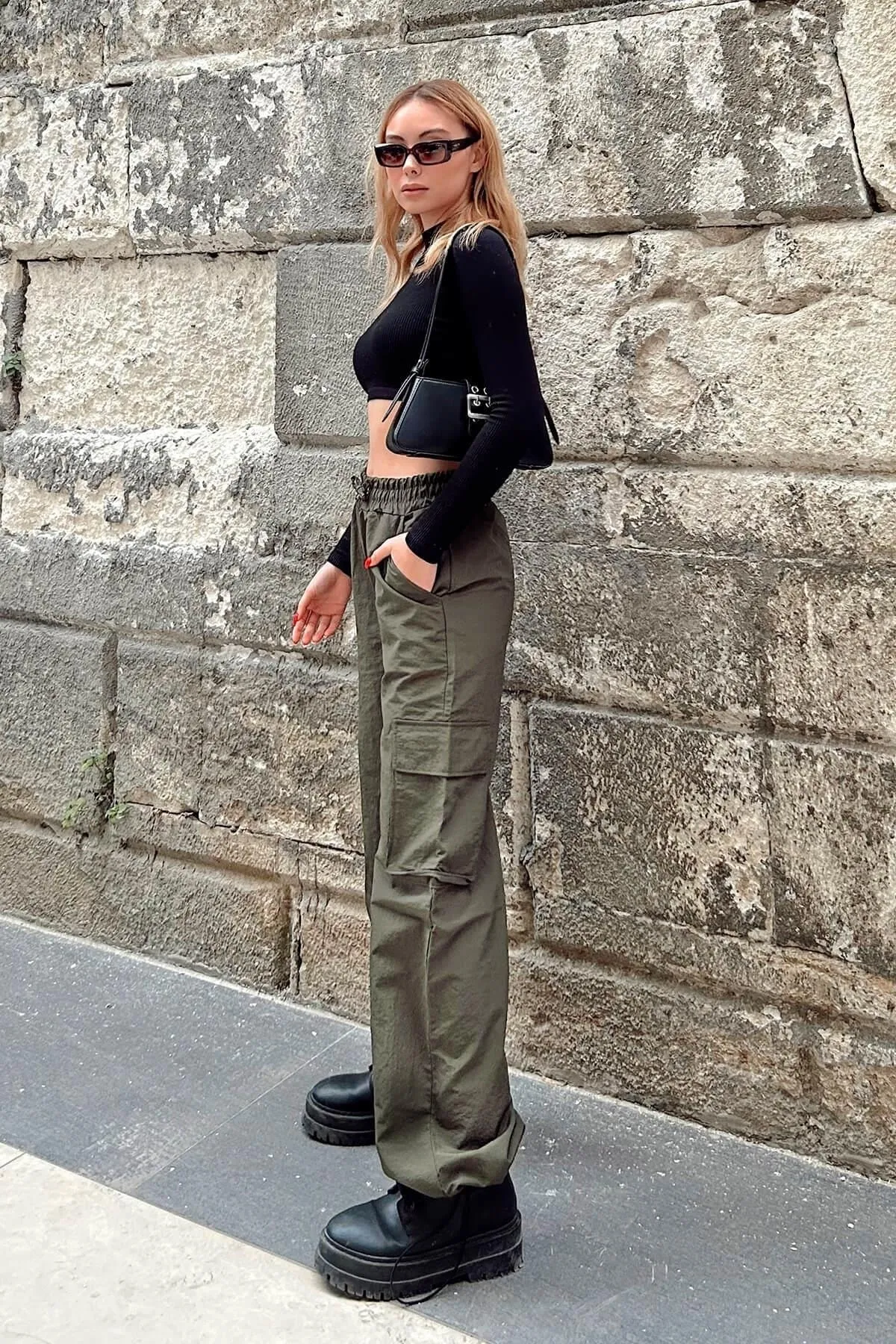 Swist  Khakifarbene Fallschirmhose für Damen mit Ballon-Cargo-Tasche und detaillierten Details