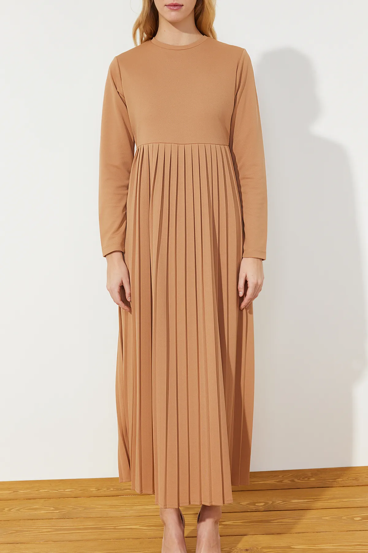 Trendyol Modest  Kamelfarbenes, plissiertes Scuba-Strickkleid mit Rock TCTAW24EL00000