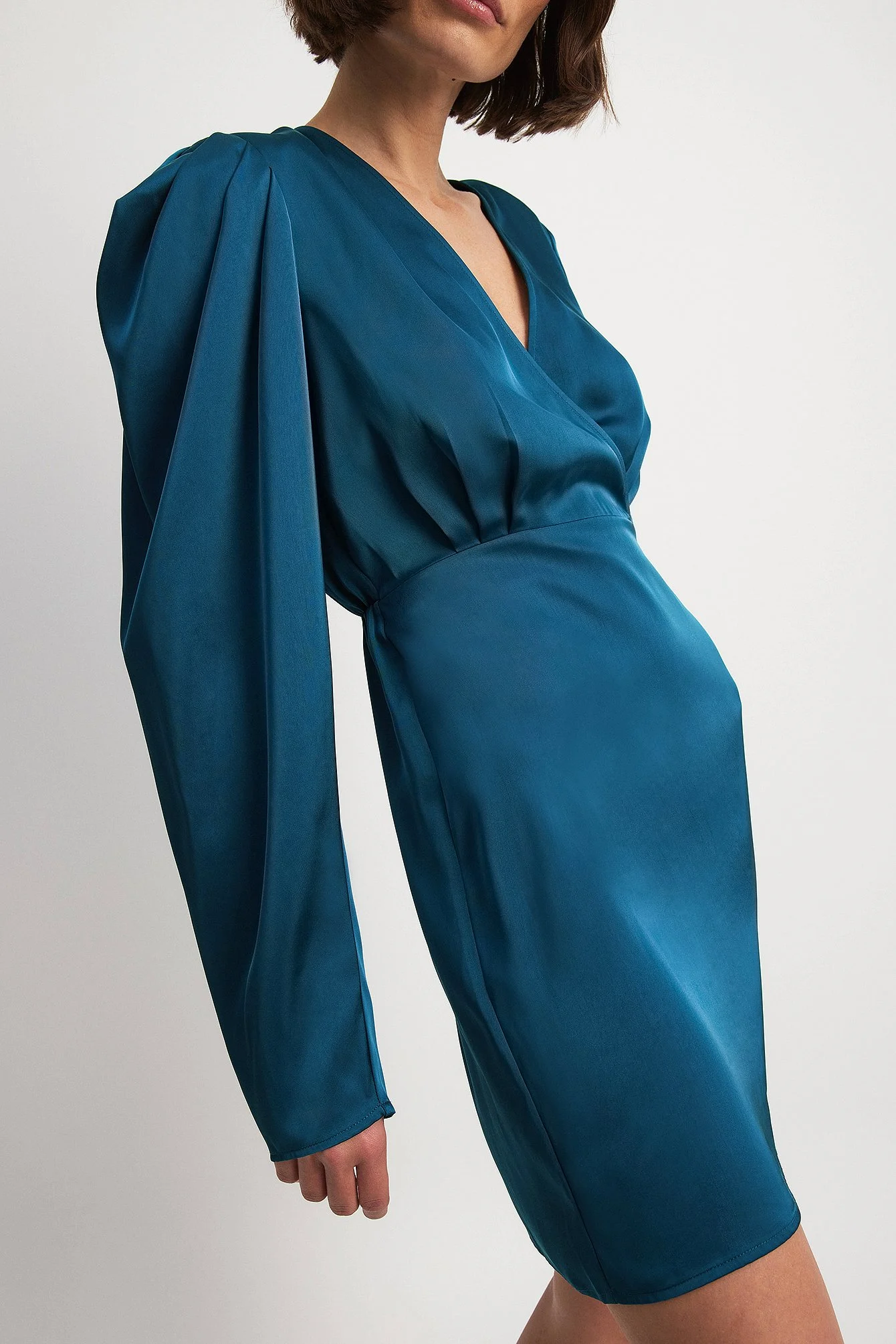 Satin-Minikleid mit gerafften Schultern