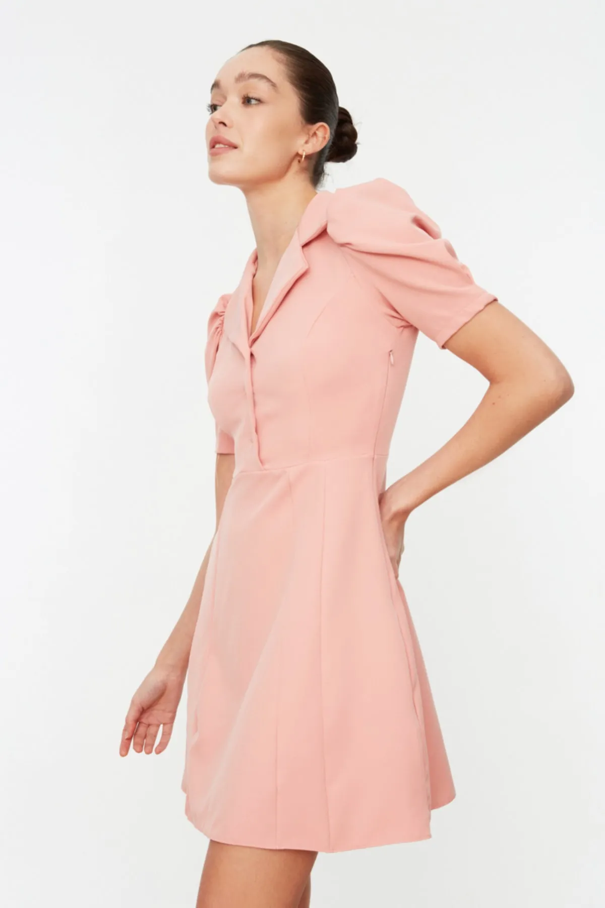 Trendyol Collection  Dusty Rose gewebtes Kleid mit Ballonärmeln TWOSS20EL1999