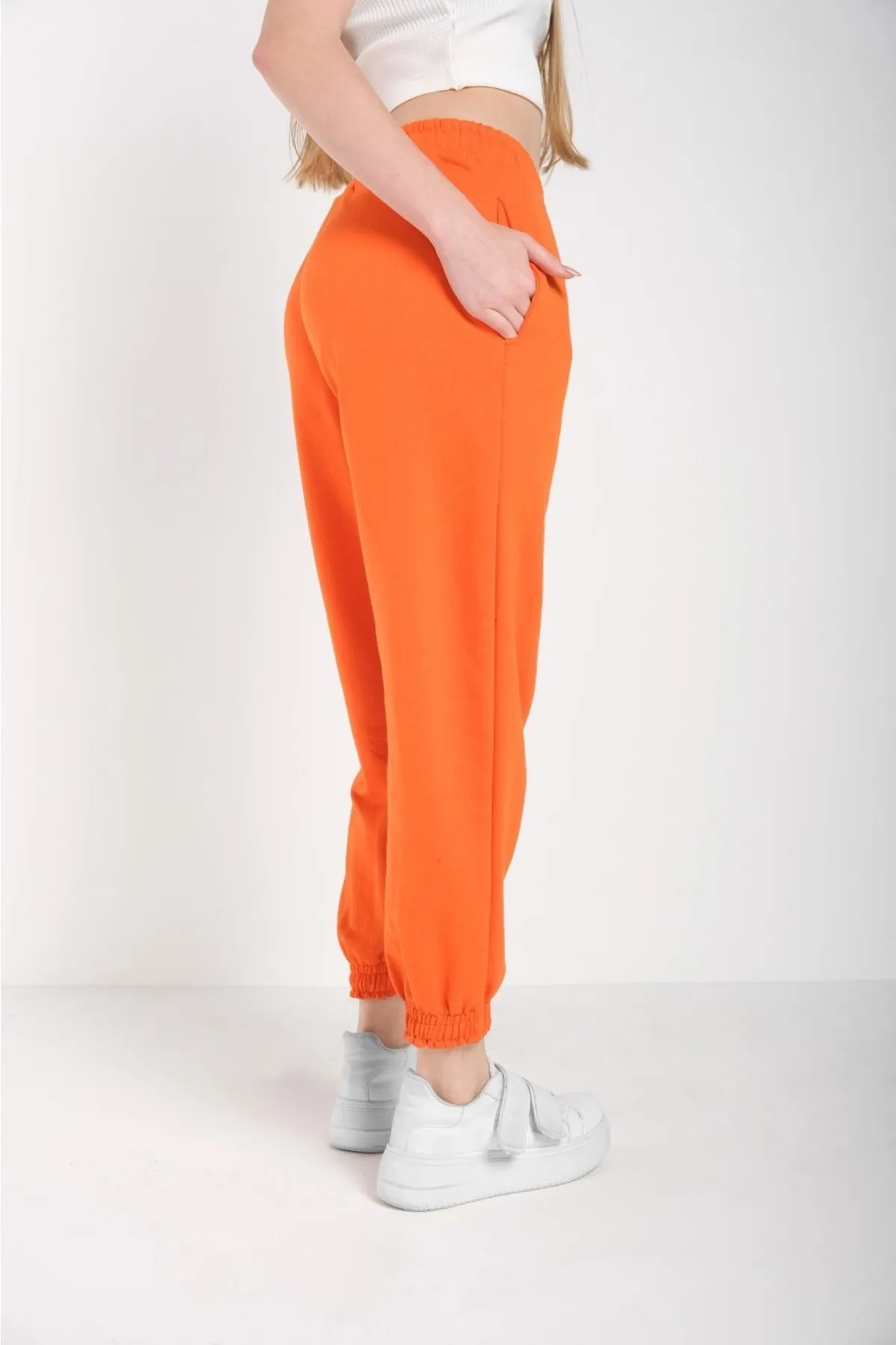MODAGEN  Orangefarbene, einfarbige, übergroße Jogginghose mit elastischem Bund für Damen
