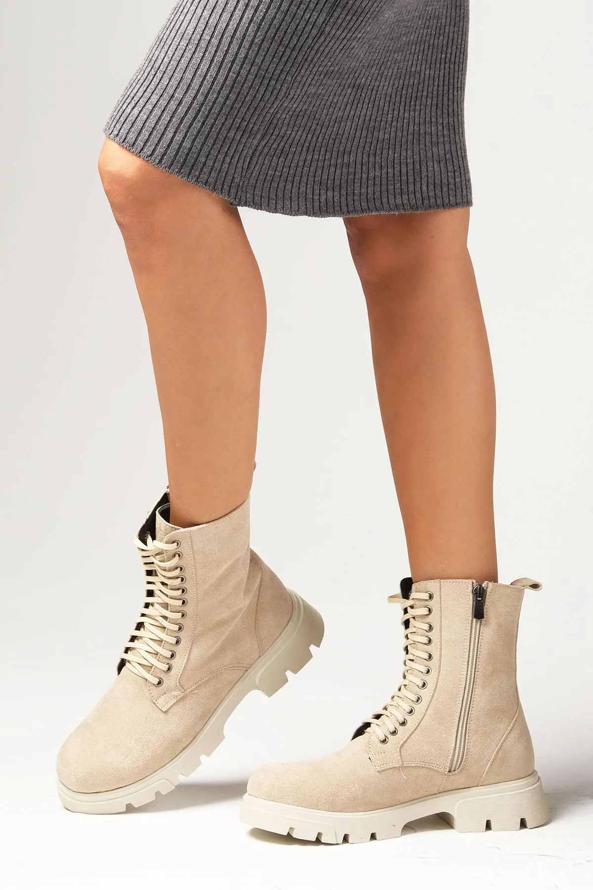 Mio Gusto  Beigefarbene Alvina-Damenstiefel aus Wildleder zum Schnüren und Reißverschluss mit dicker Sohle