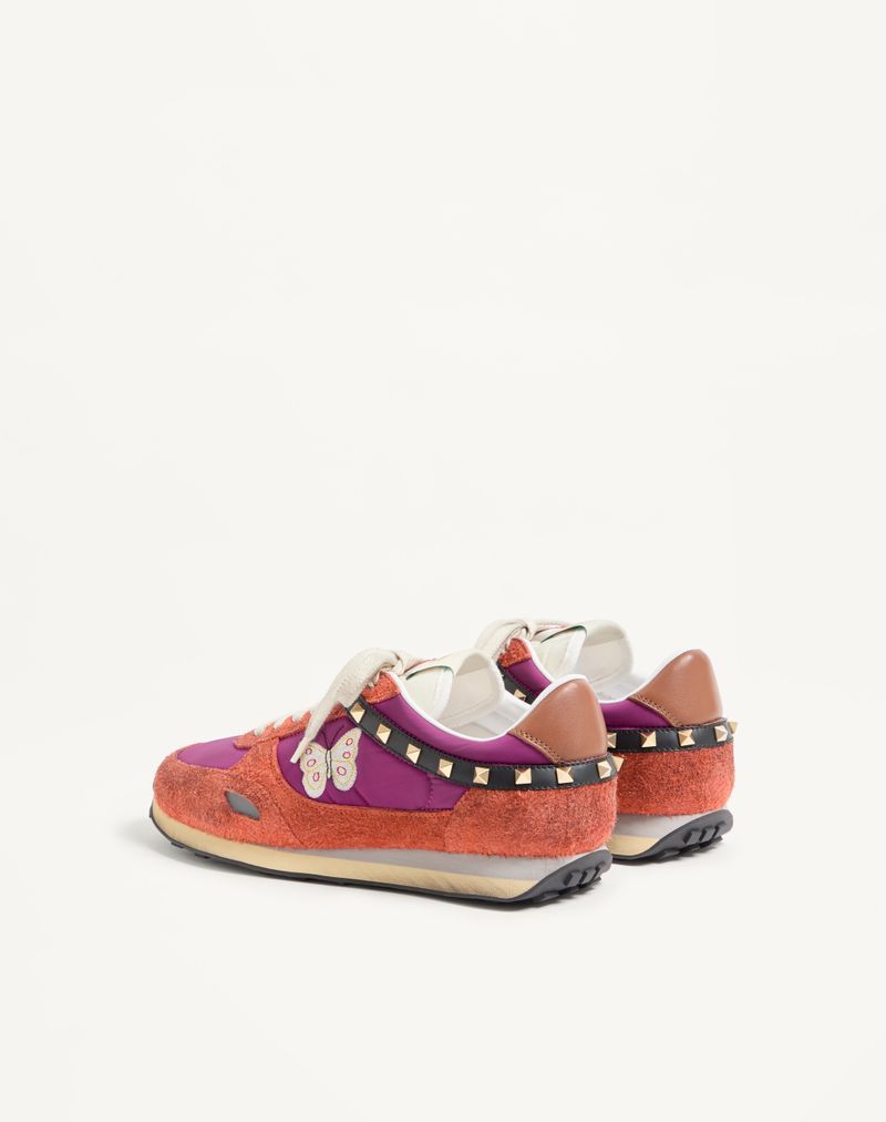 Tênis com tachas em couro dividido e nylon com bordado de borboleta.