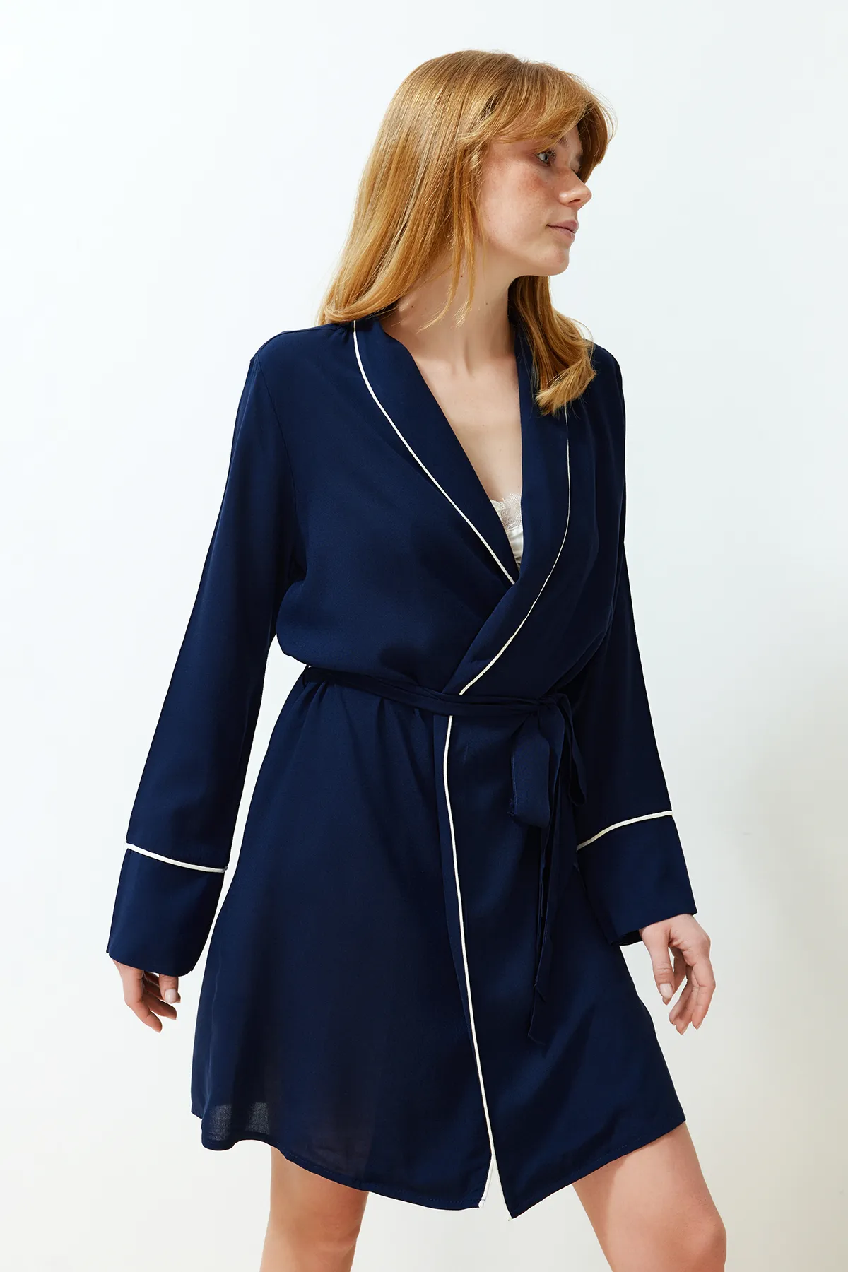 Trendyol Collection  Marineblauer Morgenmantel aus Viskosegewebe mit Gürtel und Paspelierung THMSS24SB00005