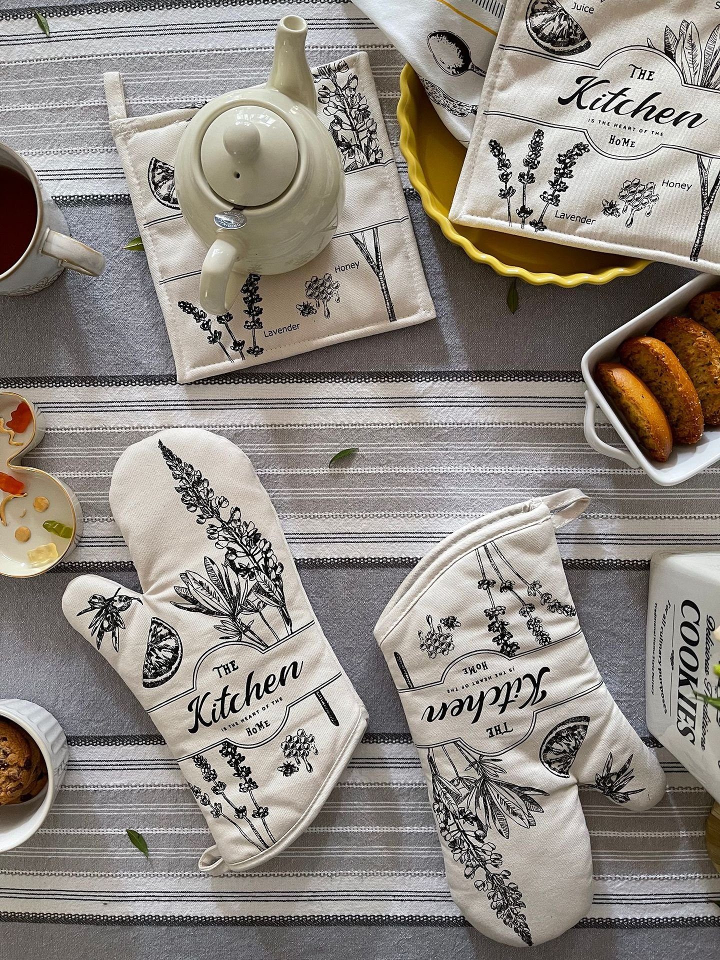 SCOKIT Topflappen 6 Stücke Küchen-Set, (Set, 6-tlg., Inklusive 2x Baumwollköper-Bügelhandschuhe 2x Tischsets 2x Servietten), Rustikales Muster Geeignet zum Verschenken