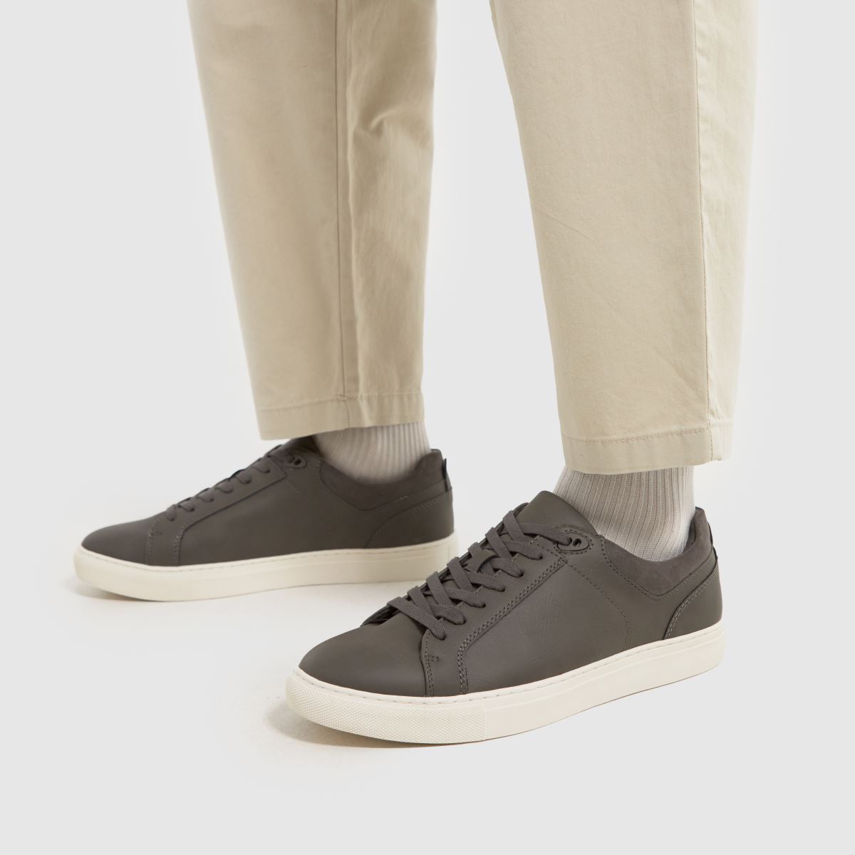 Schuh Winston fűzős cipők szürke színben