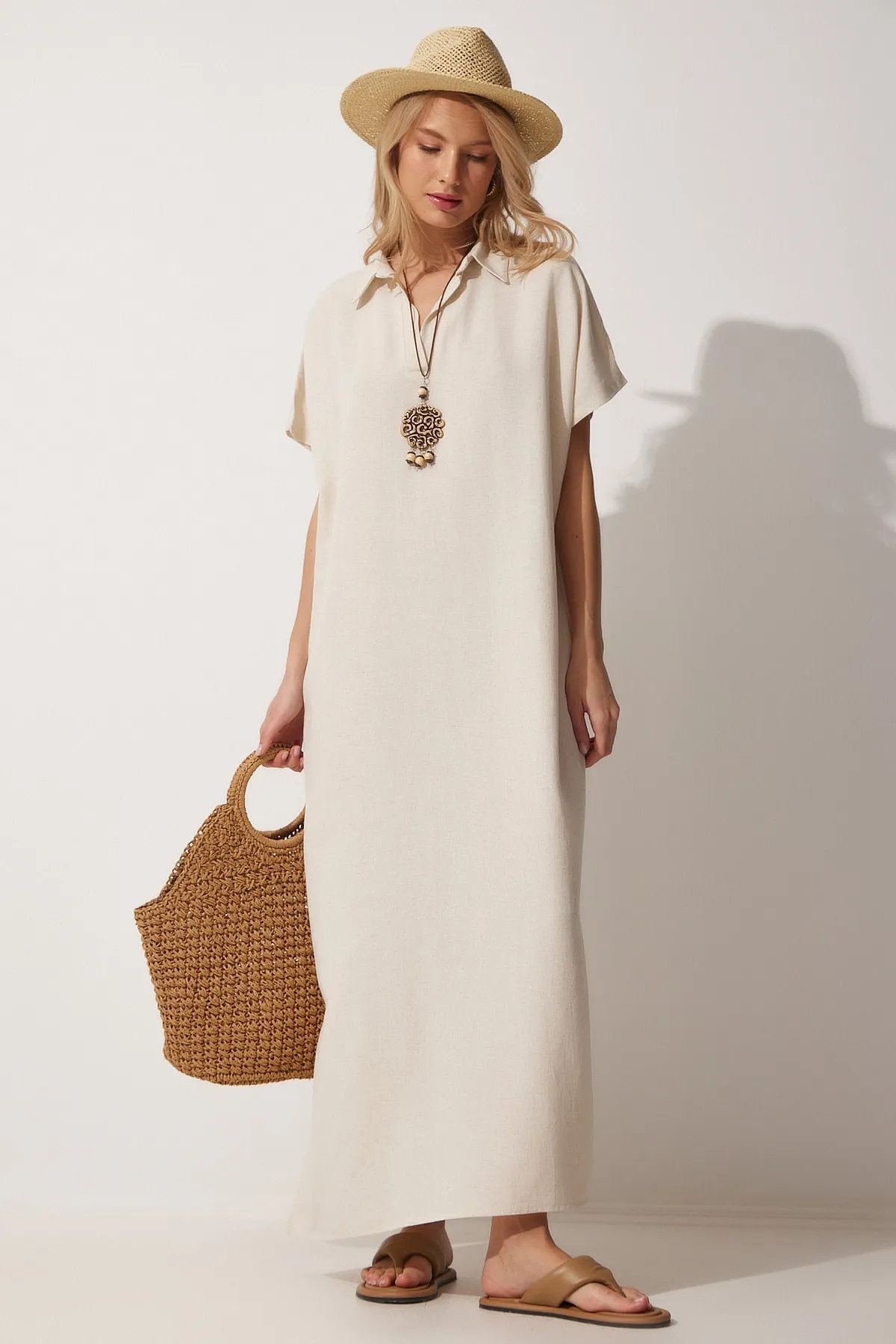 Happiness İstanbul  Langes Sommerleinenkleid mit cremefarbener Halskette für Damen ZH00015