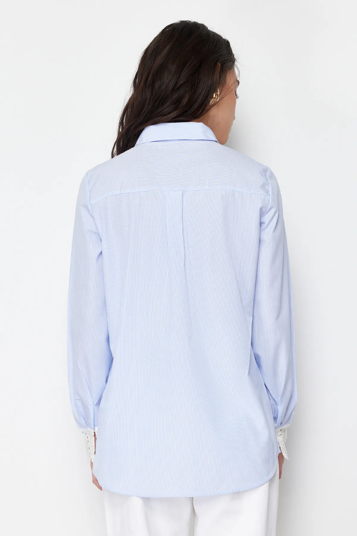 Trendyol Modest  Blaues Hemd aus gewebter Baumwollmischung mit Stickereidetail TCTSS24TG00006