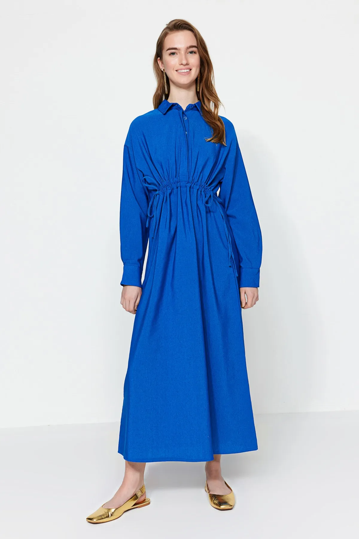Trendyol Modest  Saks Gather – Kleid aus Leinenmischgewebe mit detaillierter halber Knopfleiste TCTSS23EB00274